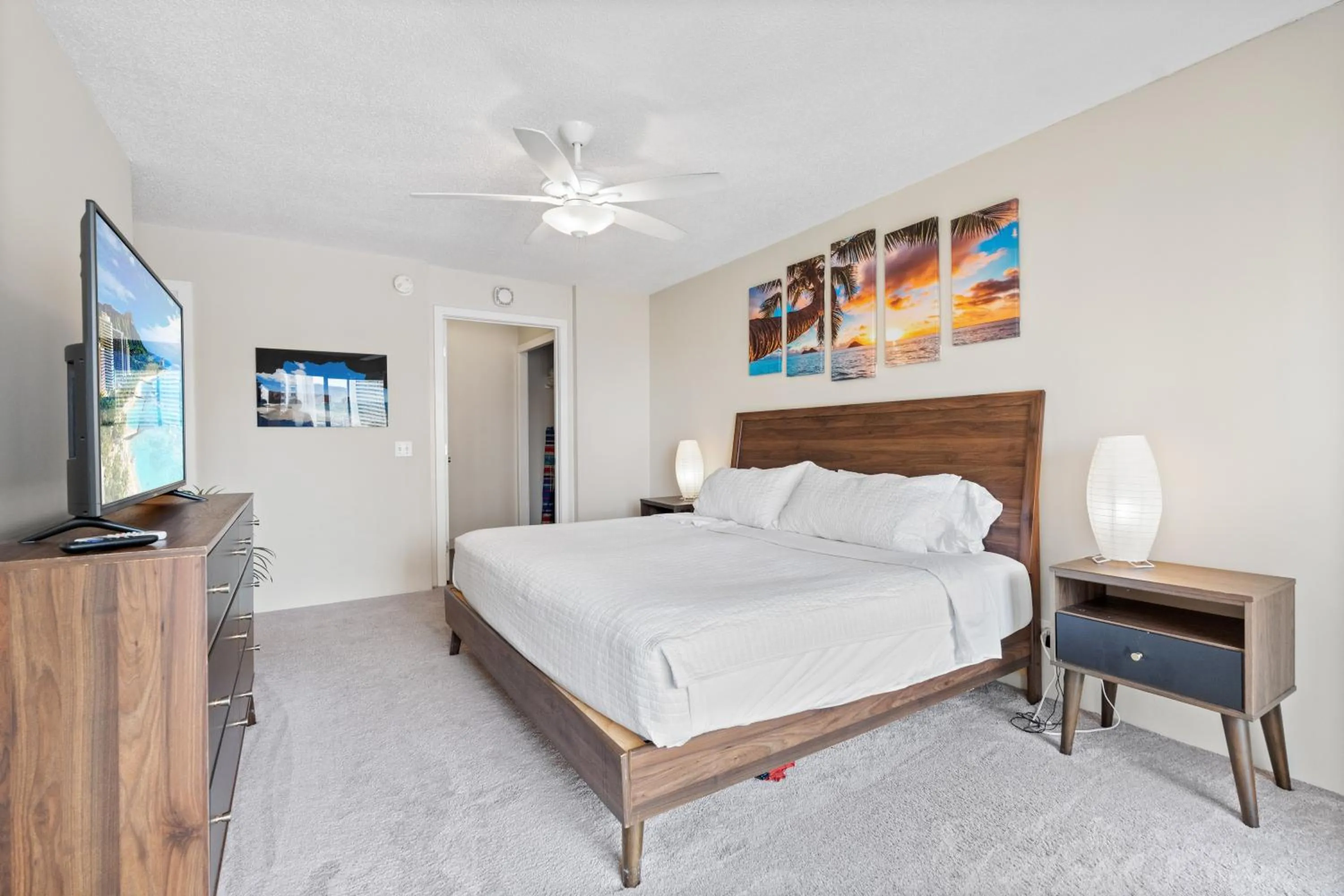 Bed in Ocean View from Lanais-2 Blocks to Waikiki Beach