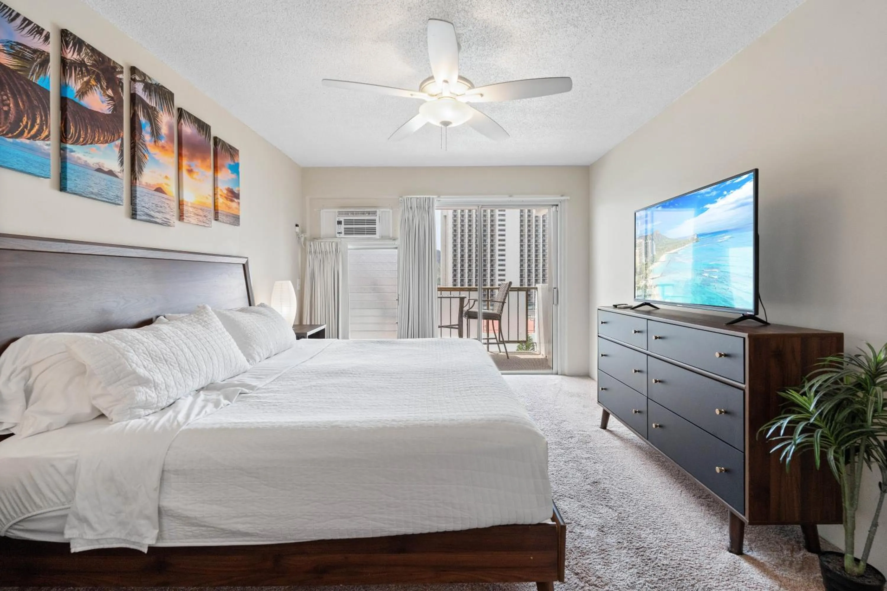 Bed in Ocean View from Lanais-2 Blocks to Waikiki Beach