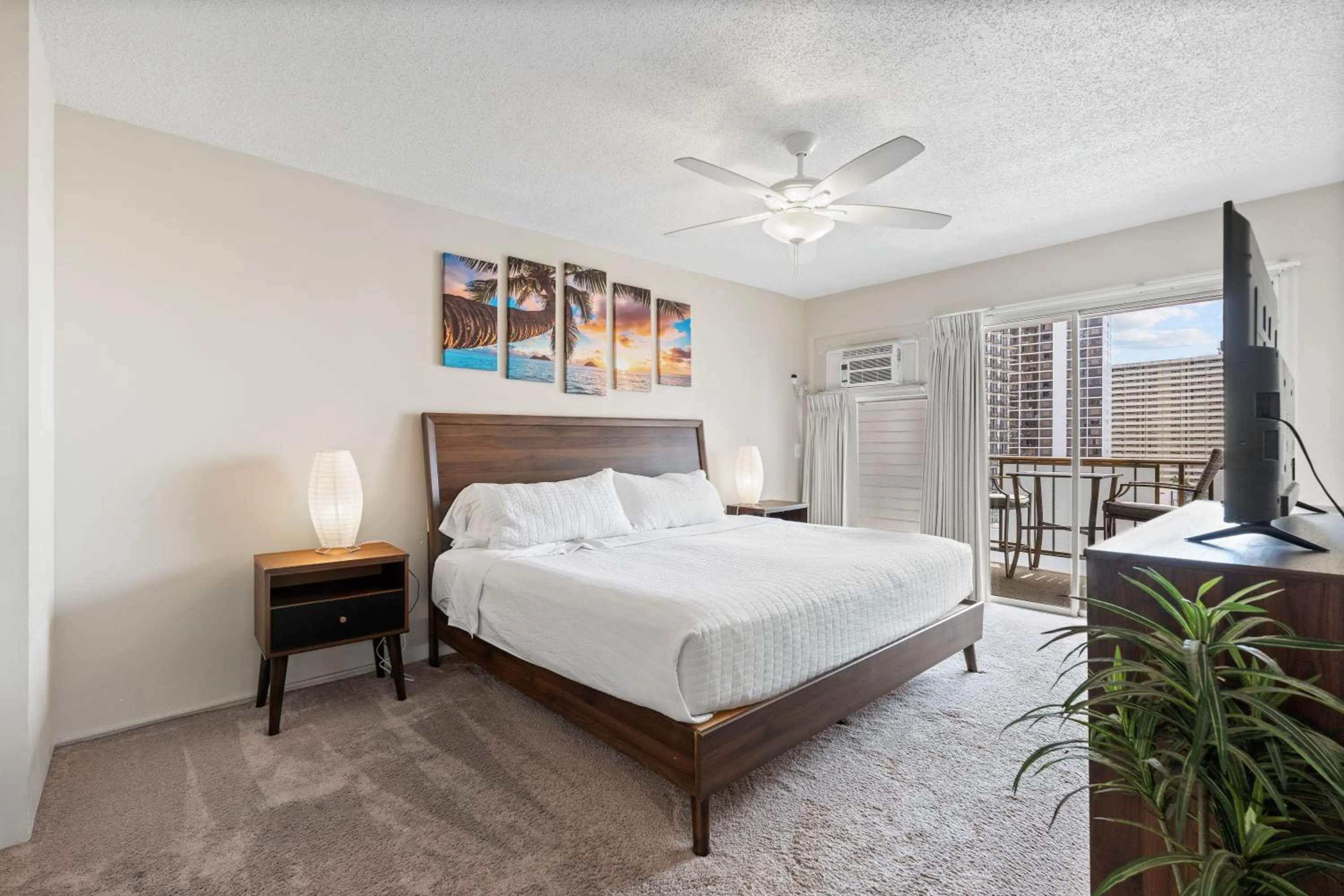 Bed in Ocean View from Lanais-2 Blocks to Waikiki Beach