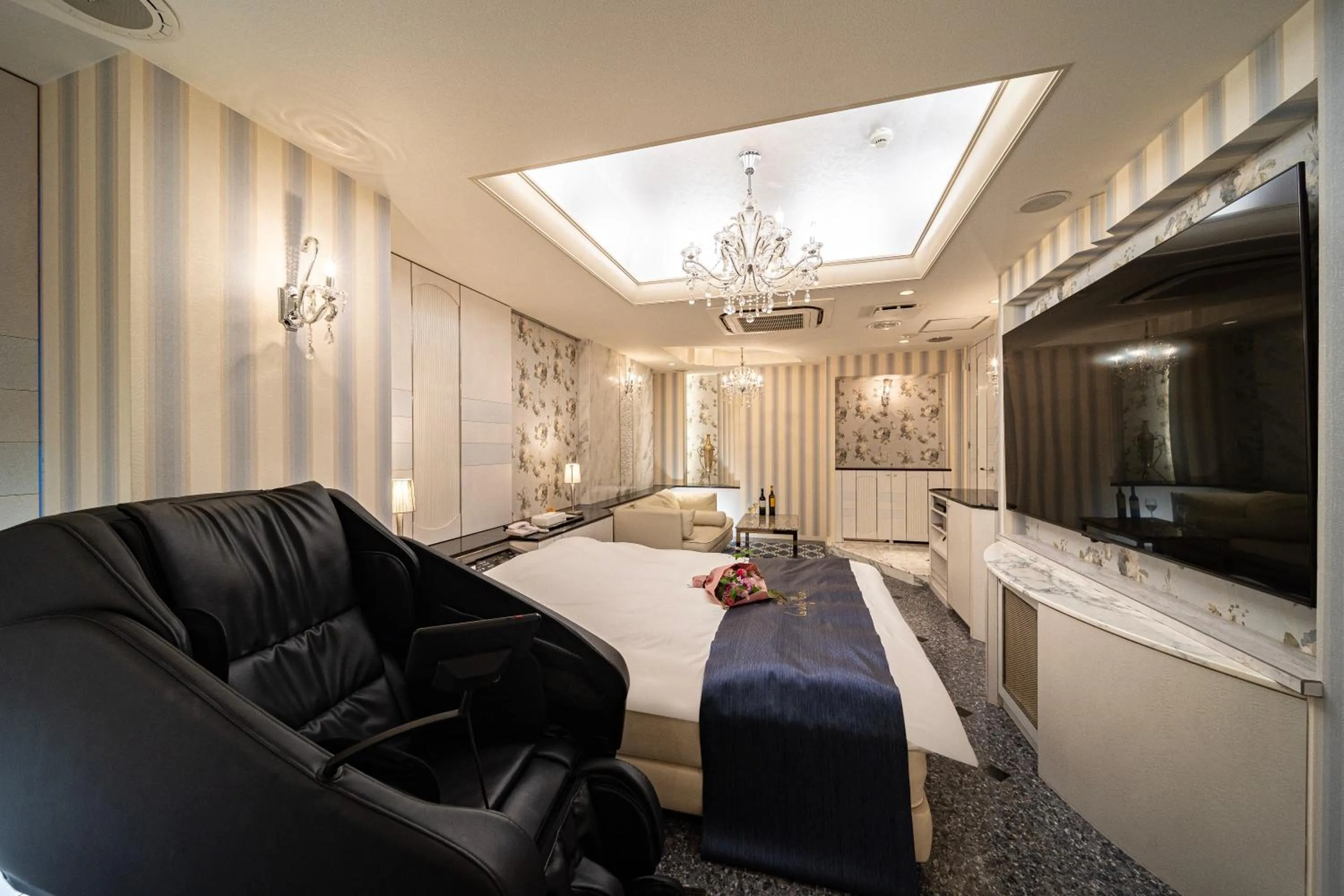 Photo of the whole room, Bed in Lucky Sun