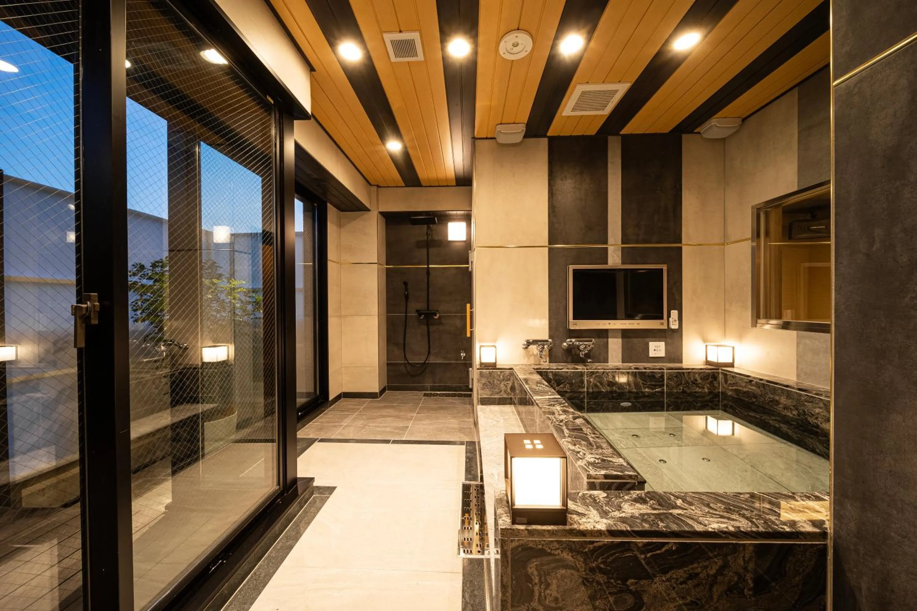 Open Air Bath in Lucky Sun