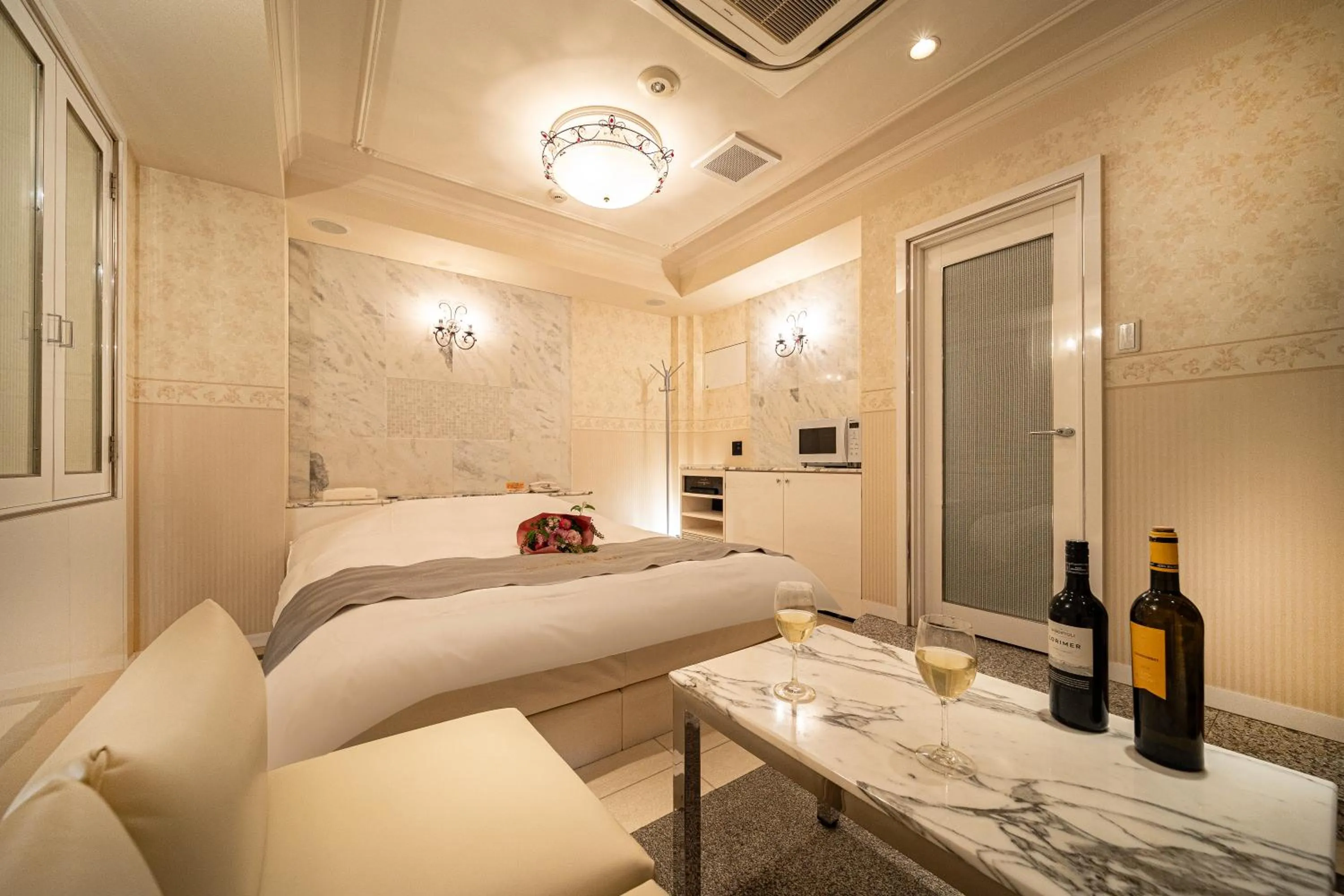 Photo of the whole room, Bed in Lucky Sun