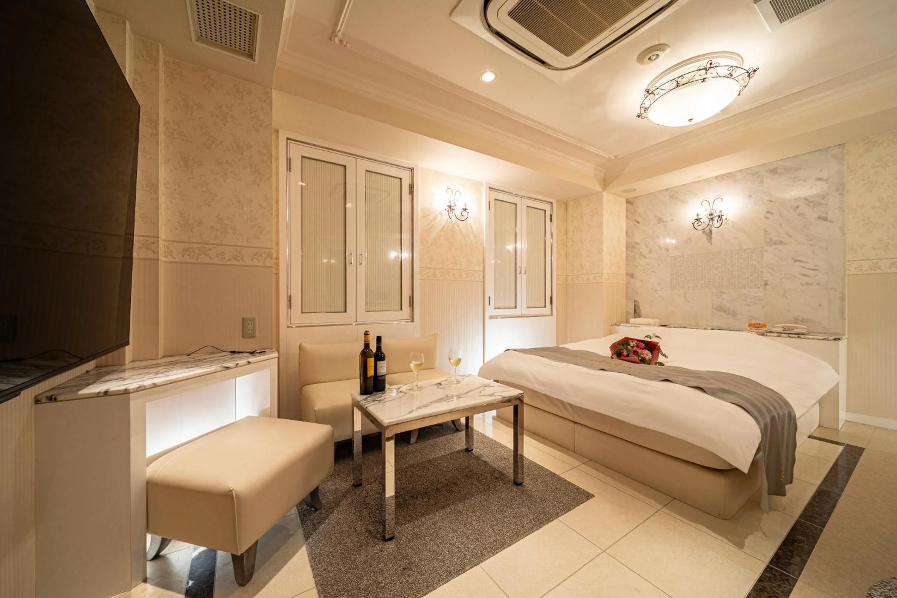 Photo of the whole room, Bed in Lucky Sun