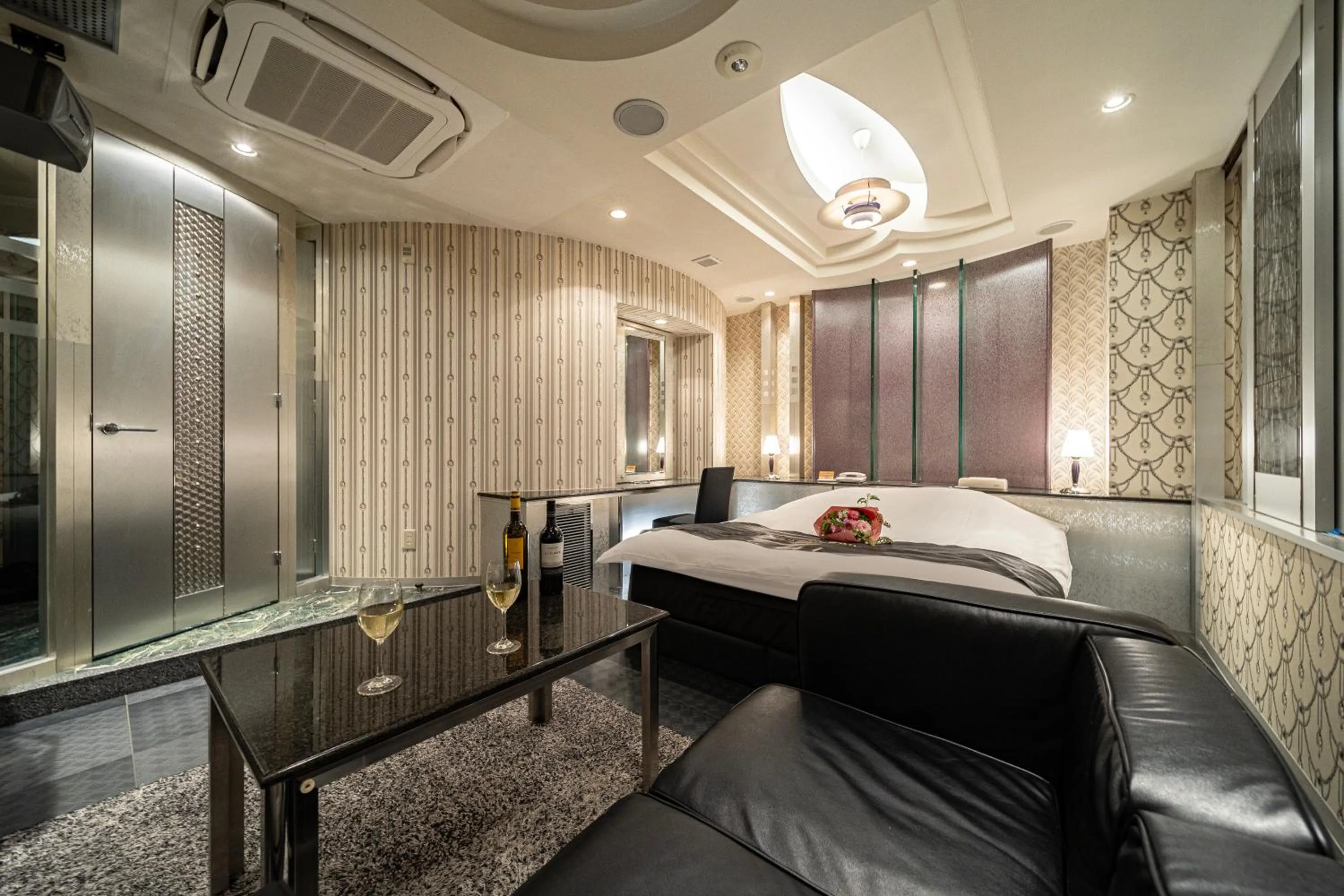 Photo of the whole room, Bed in Lucky Sun