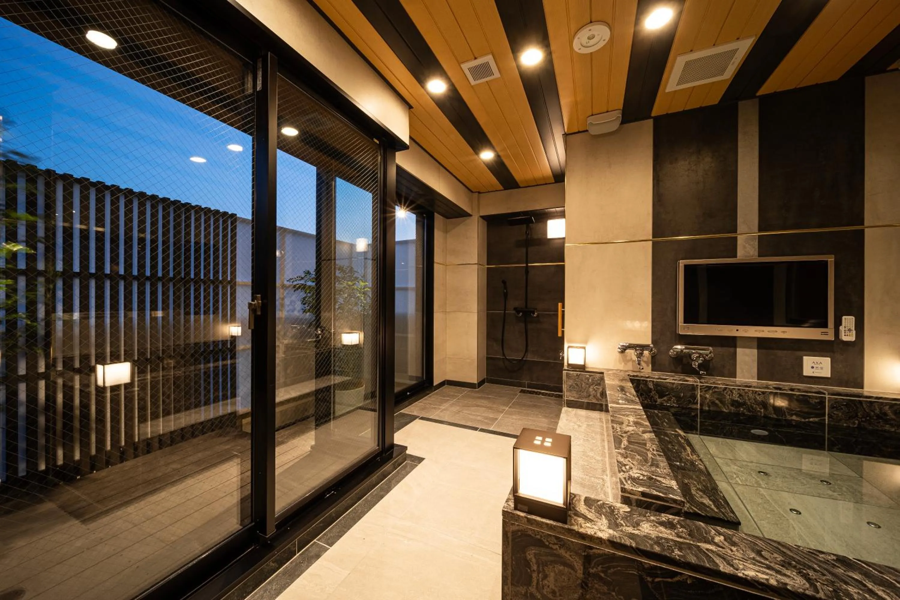 Open Air Bath in Lucky Sun