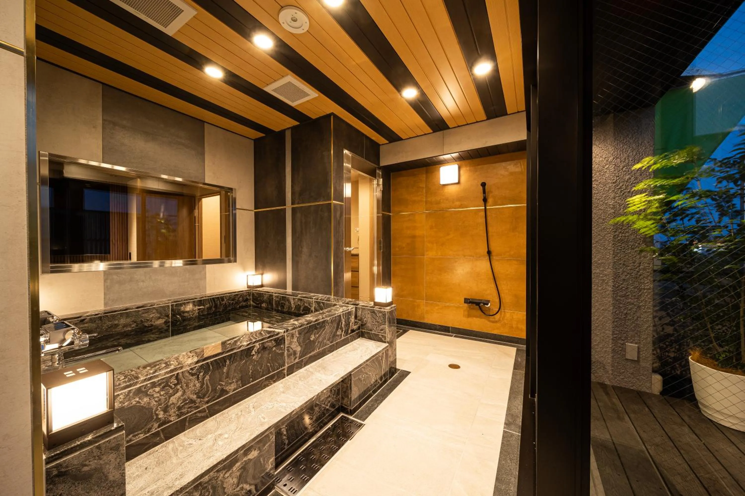 Open Air Bath in Lucky Sun