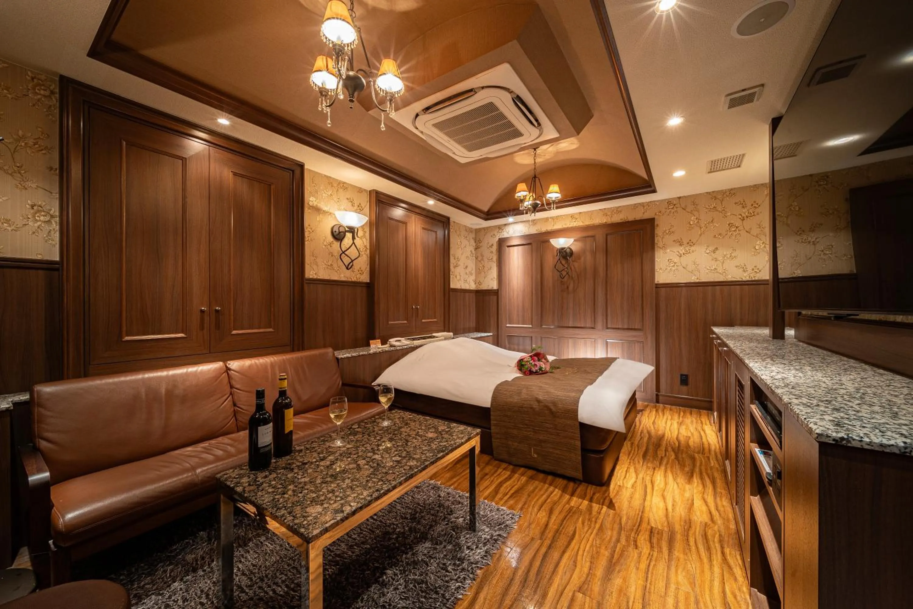 Photo of the whole room in Lucky Sun