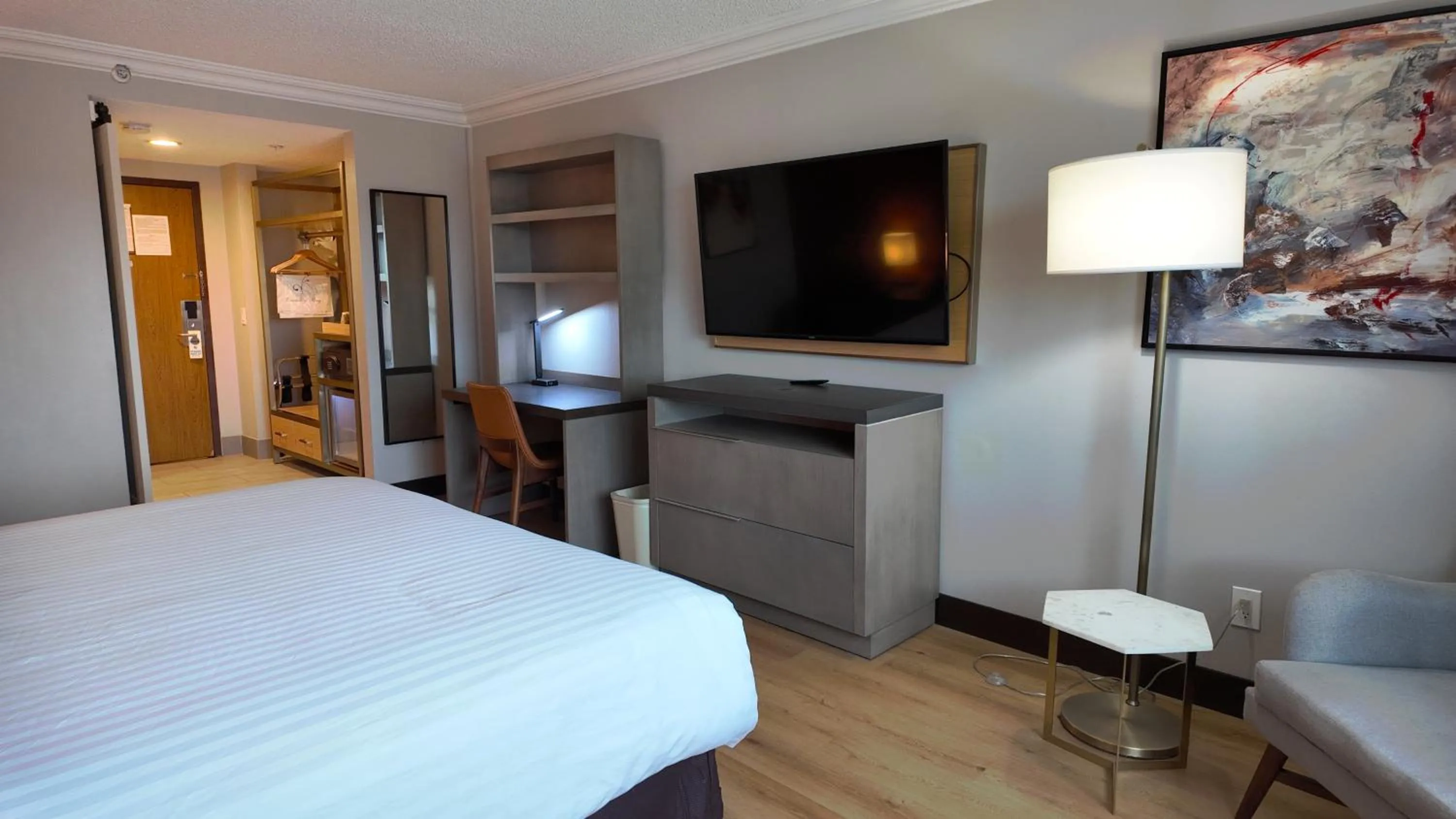 Communal lounge/ TV room, Bed in Lincoln Hotel Monterey Park Los Angeles