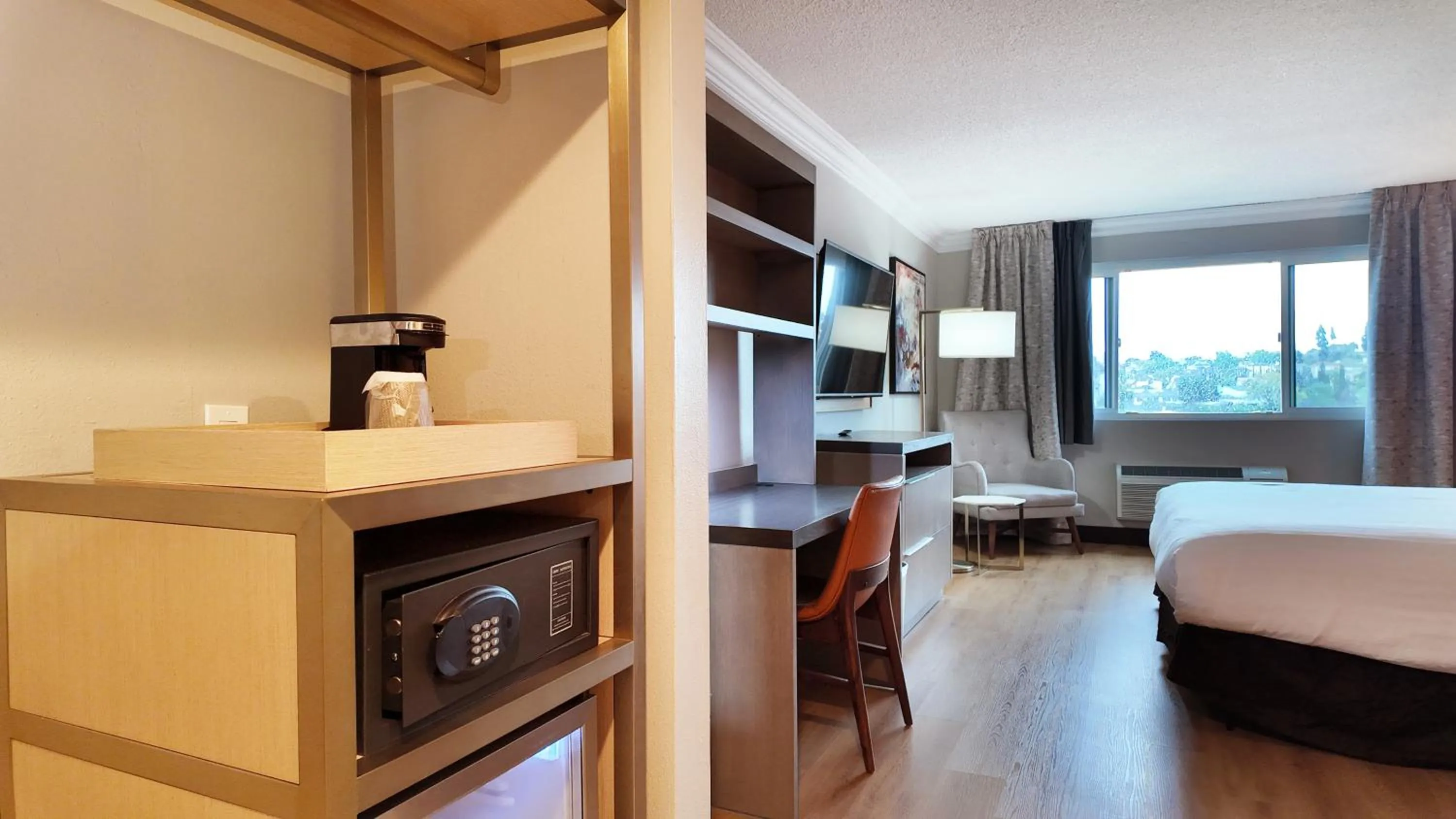 minibar, Bed in Lincoln Hotel Monterey Park Los Angeles