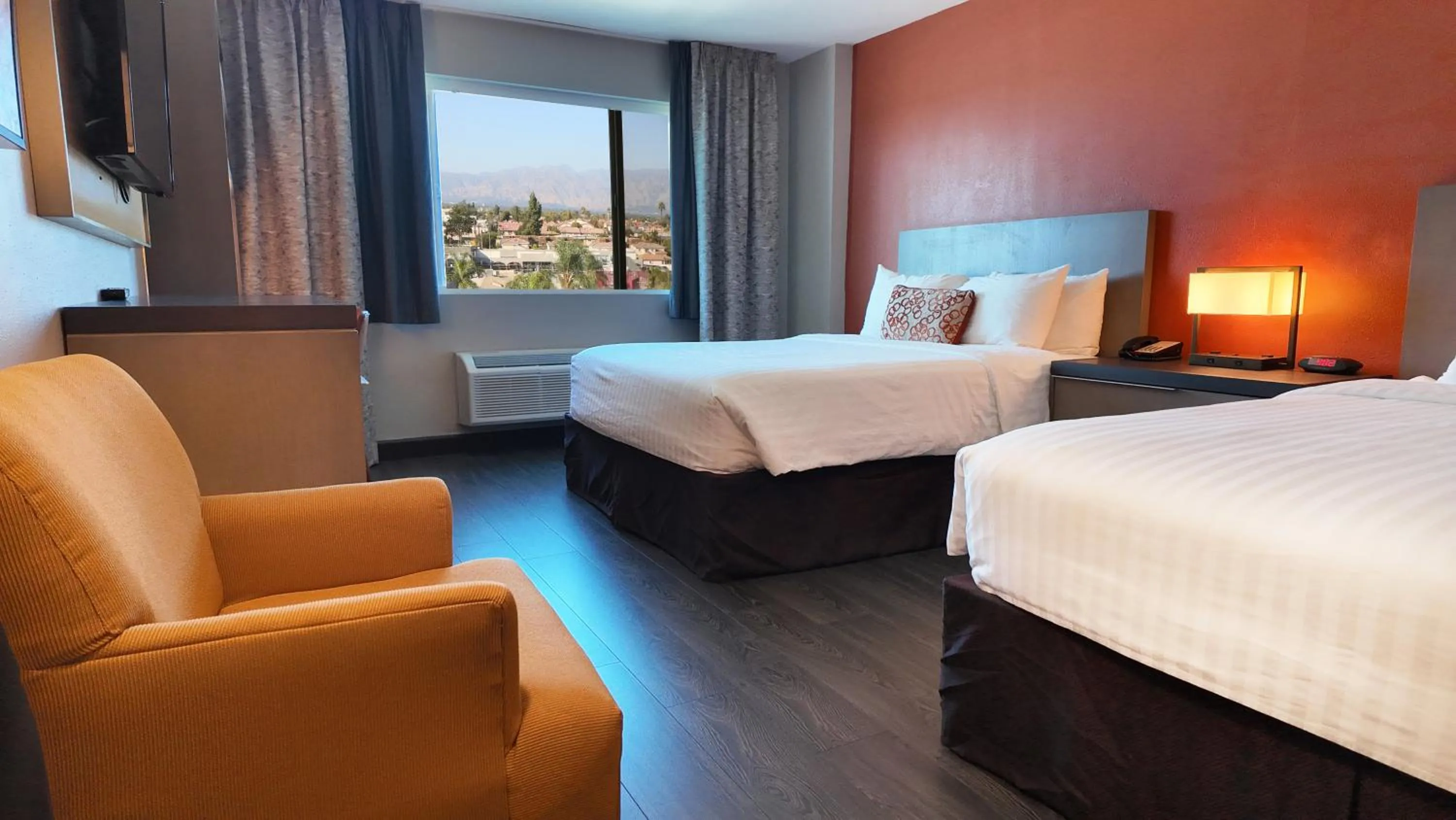 Photo of the whole room, Bed in Lincoln Hotel Monterey Park Los Angeles