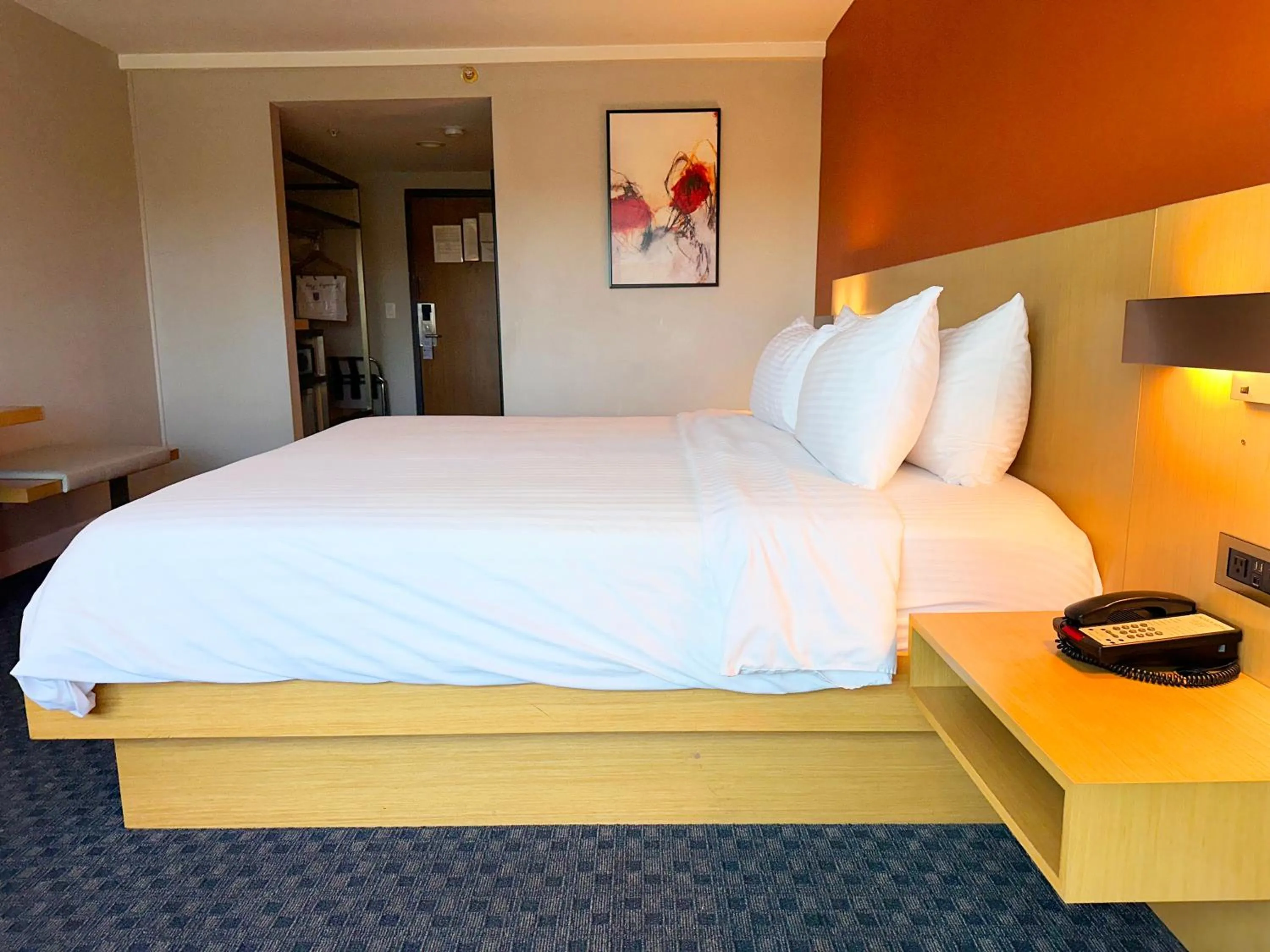 Bed in Lincoln Hotel Monterey Park Los Angeles