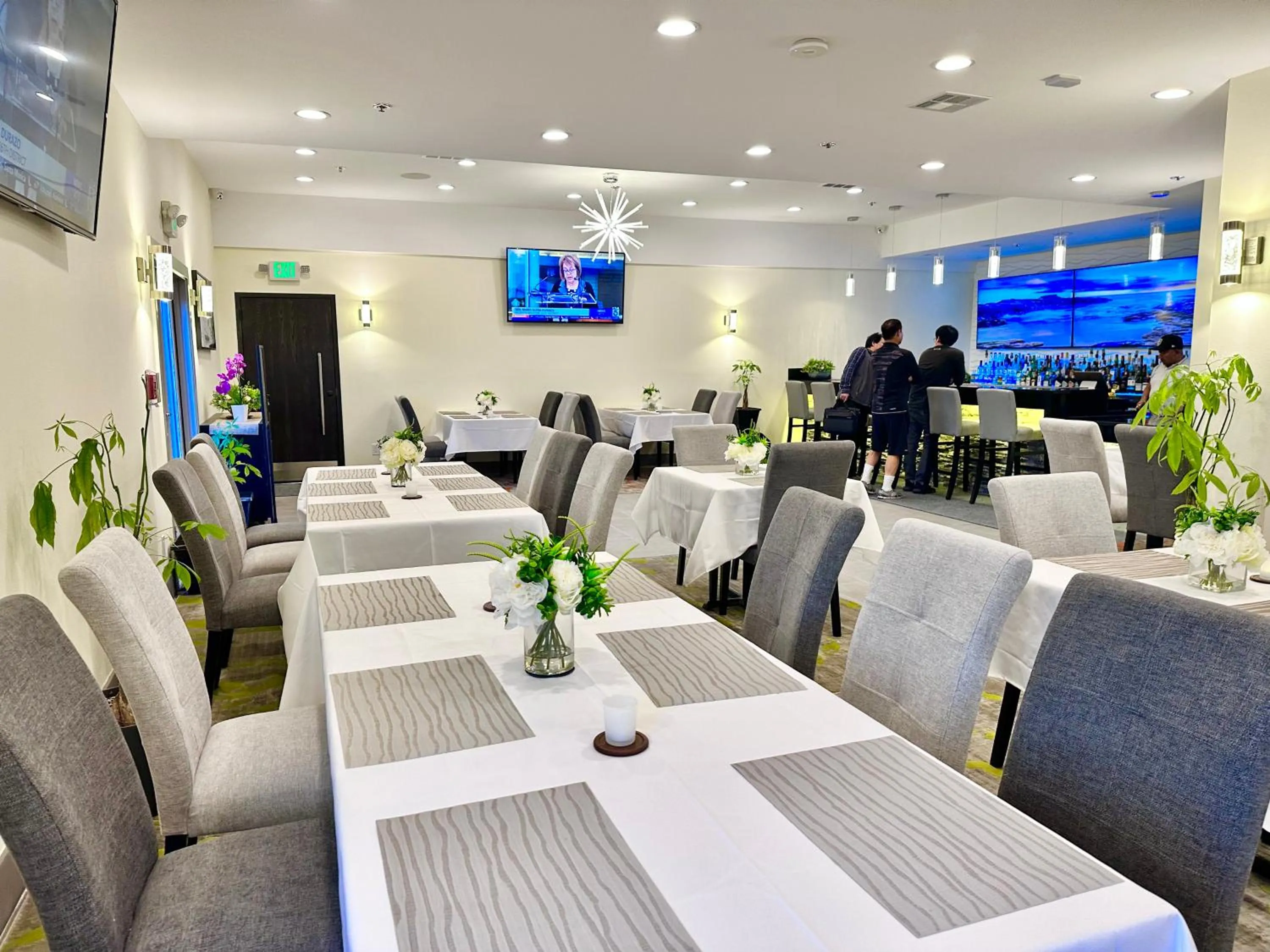 Lounge or bar in Lincoln Hotel Monterey Park Los Angeles