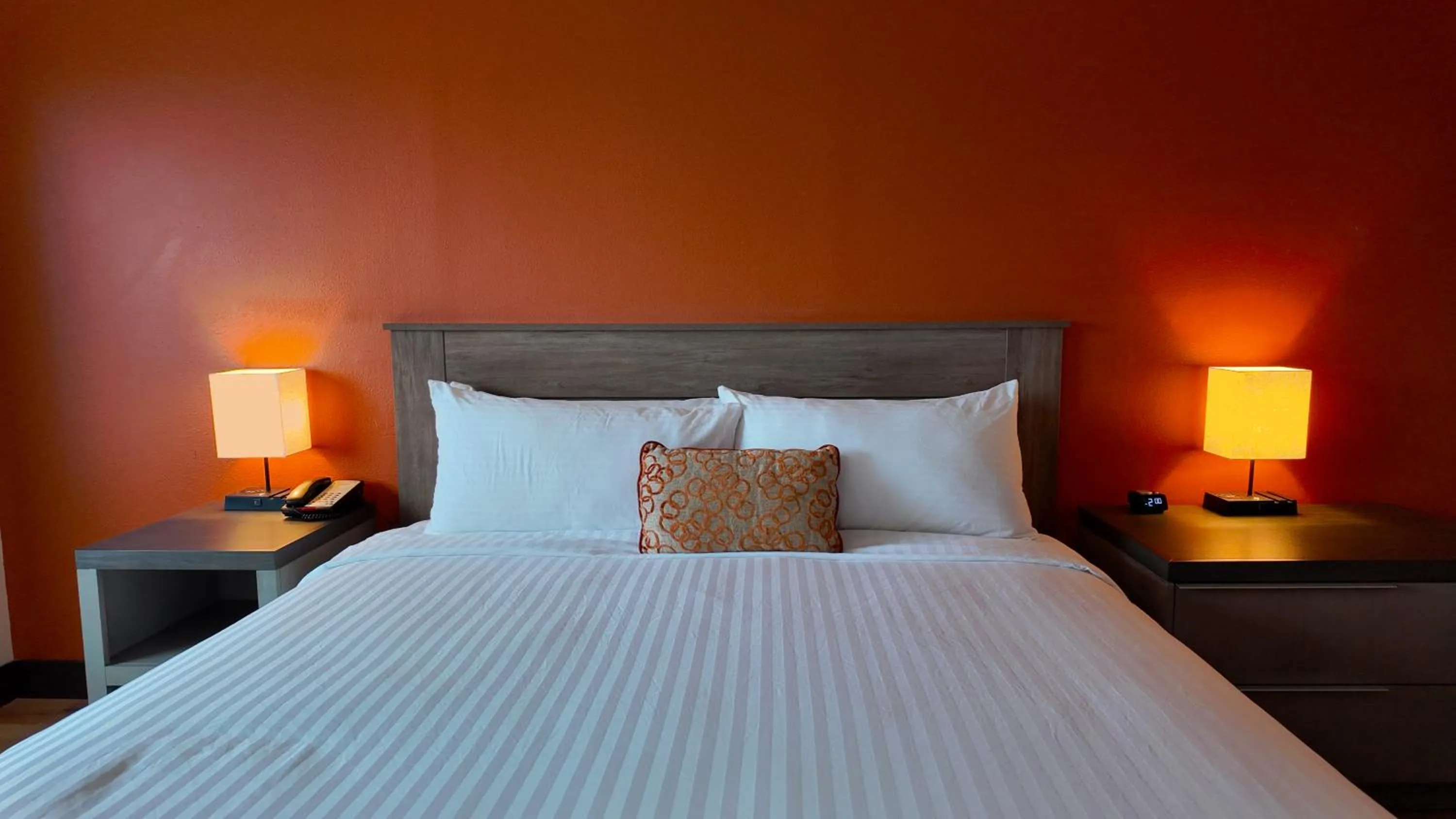 Bed in Lincoln Hotel Monterey Park Los Angeles