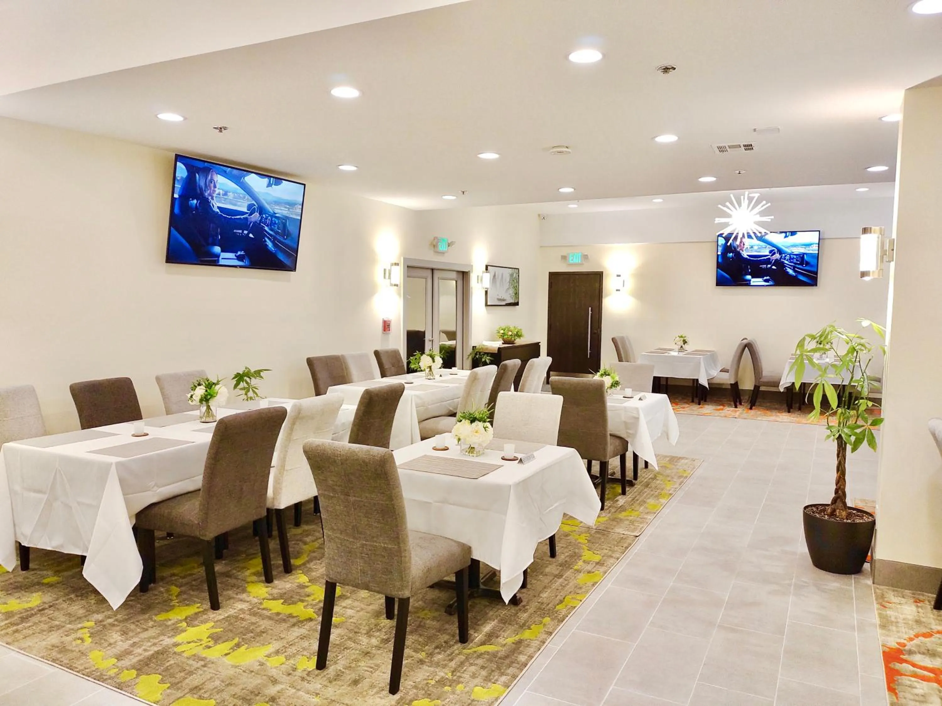 Lounge or bar in Lincoln Hotel Monterey Park Los Angeles