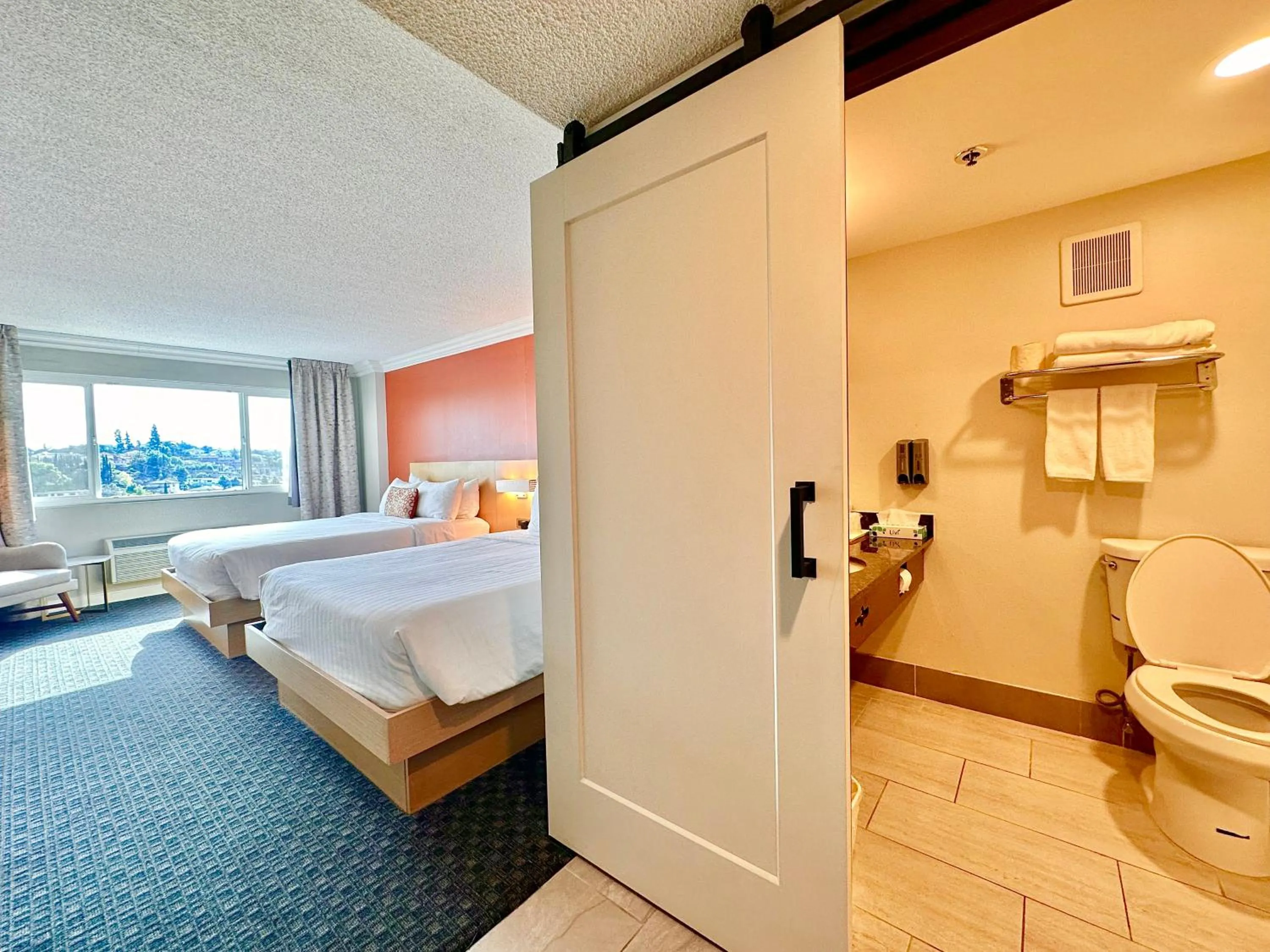 Photo of the whole room, Bed in Lincoln Hotel Monterey Park Los Angeles