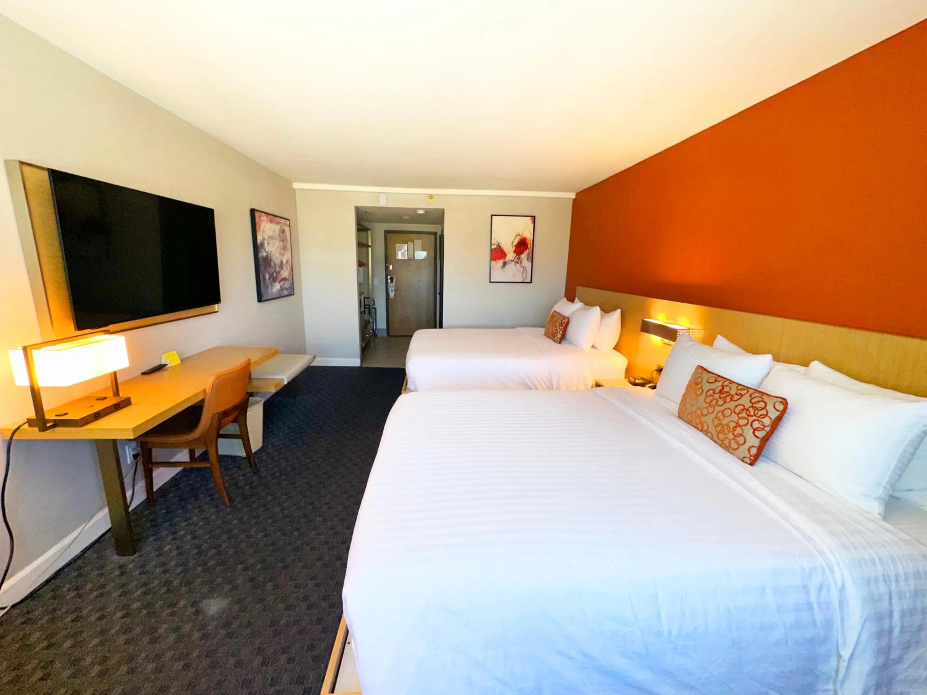 Photo of the whole room, Bed in Lincoln Hotel Monterey Park Los Angeles