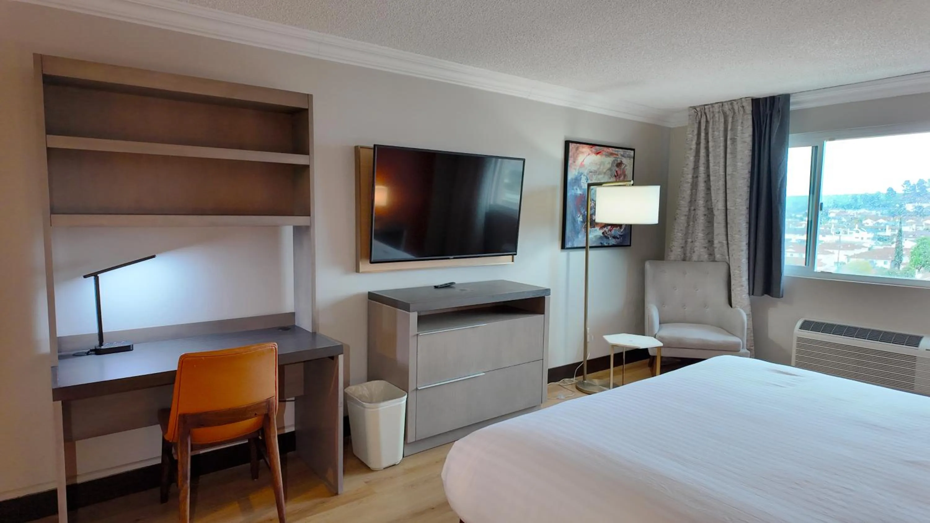 TV and multimedia, Bed in Lincoln Hotel Monterey Park Los Angeles