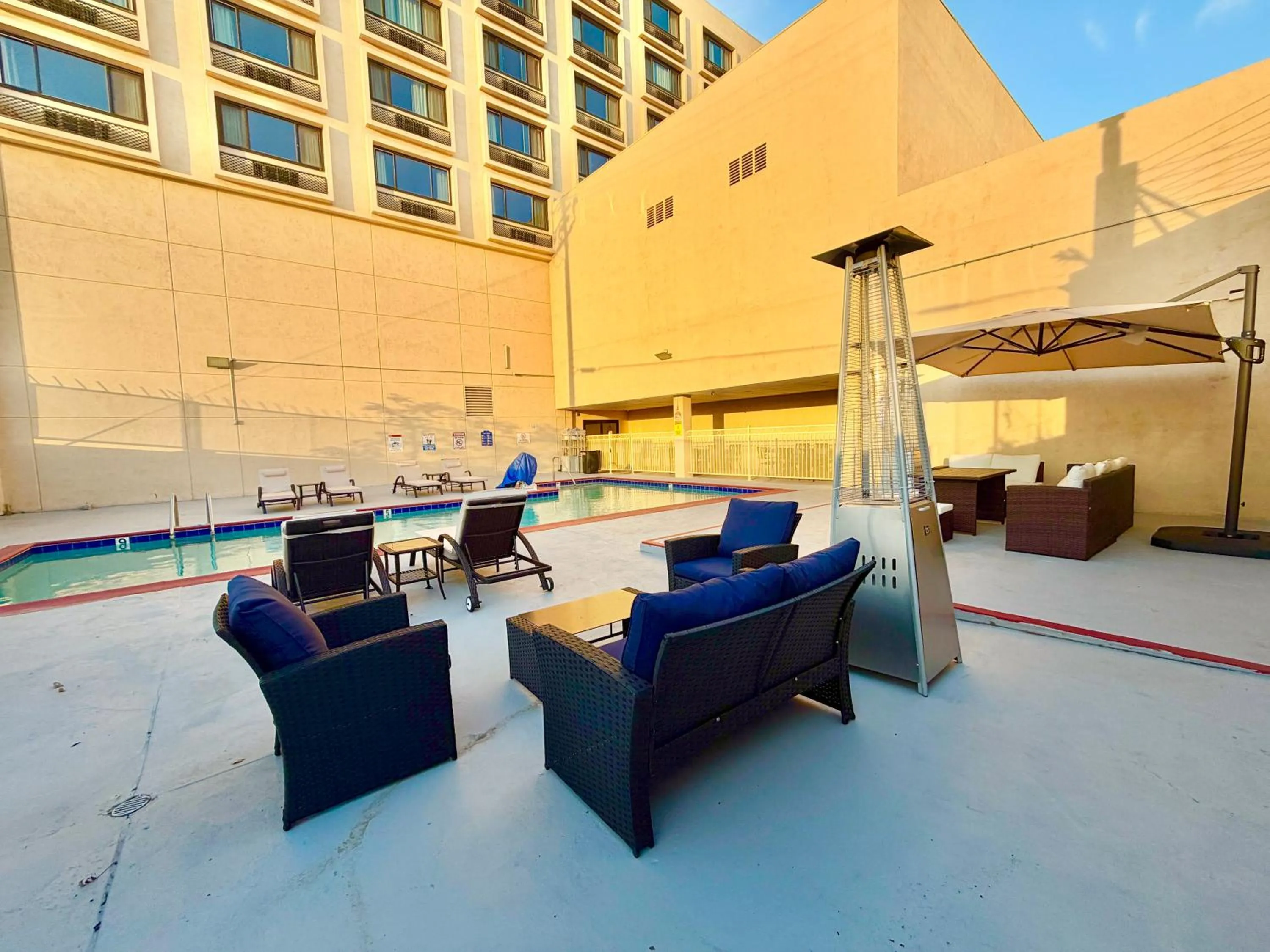 Swimming pool in Lincoln Hotel Monterey Park Los Angeles