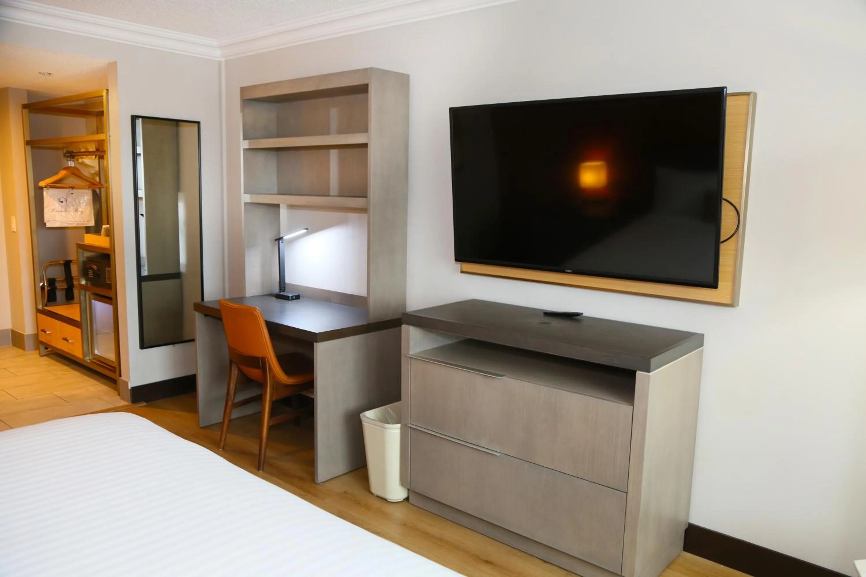 Communal lounge/ TV room, Bed in Lincoln Hotel Monterey Park Los Angeles