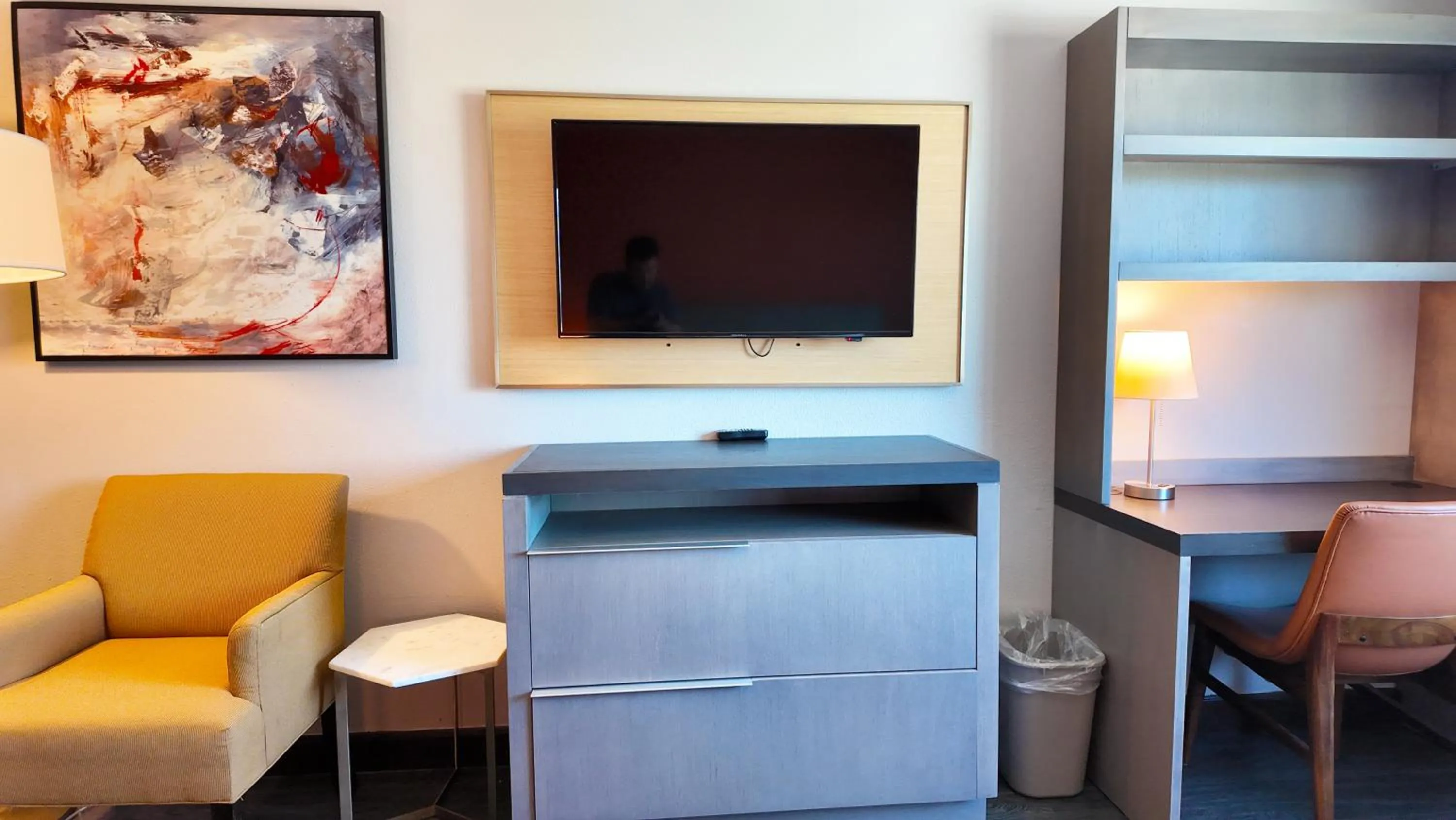 TV and multimedia in Lincoln Hotel Monterey Park Los Angeles