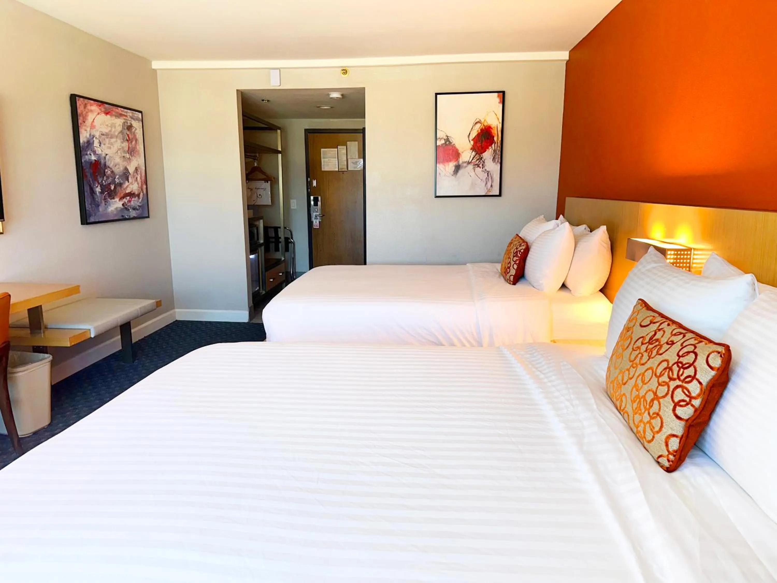 Photo of the whole room, Bed in Lincoln Hotel Monterey Park Los Angeles