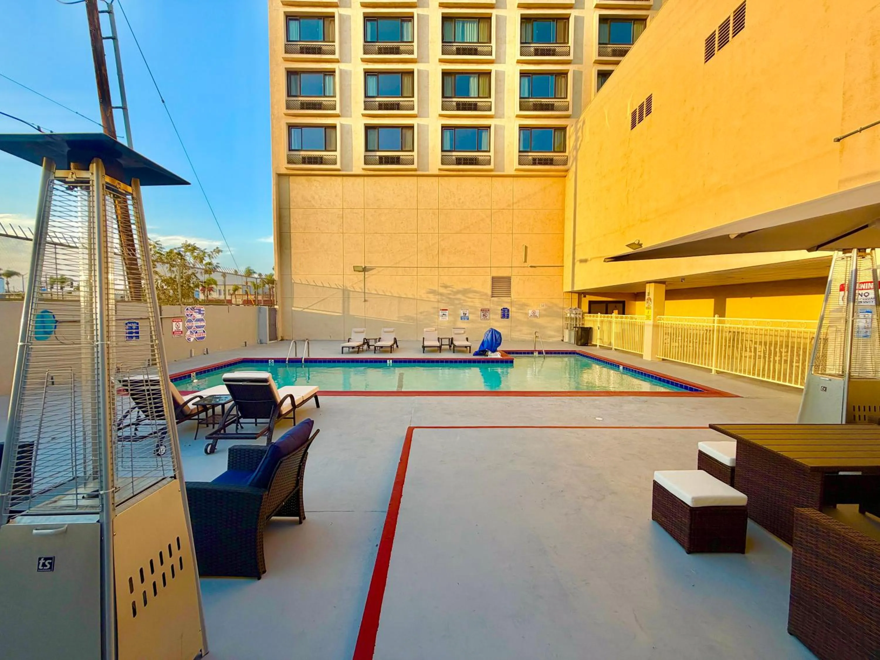Swimming pool in Lincoln Hotel Monterey Park Los Angeles