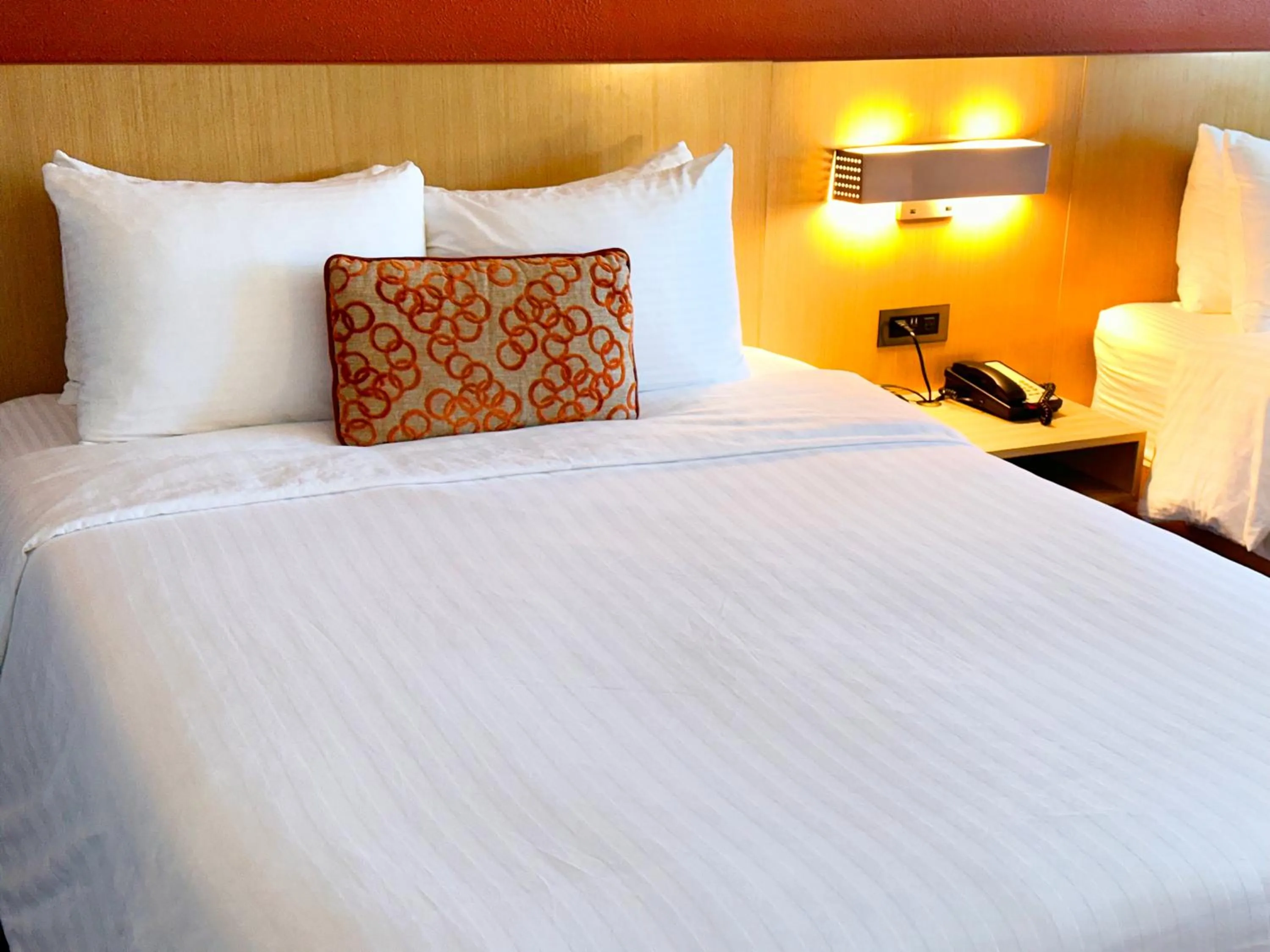 Bed in Lincoln Hotel Monterey Park Los Angeles