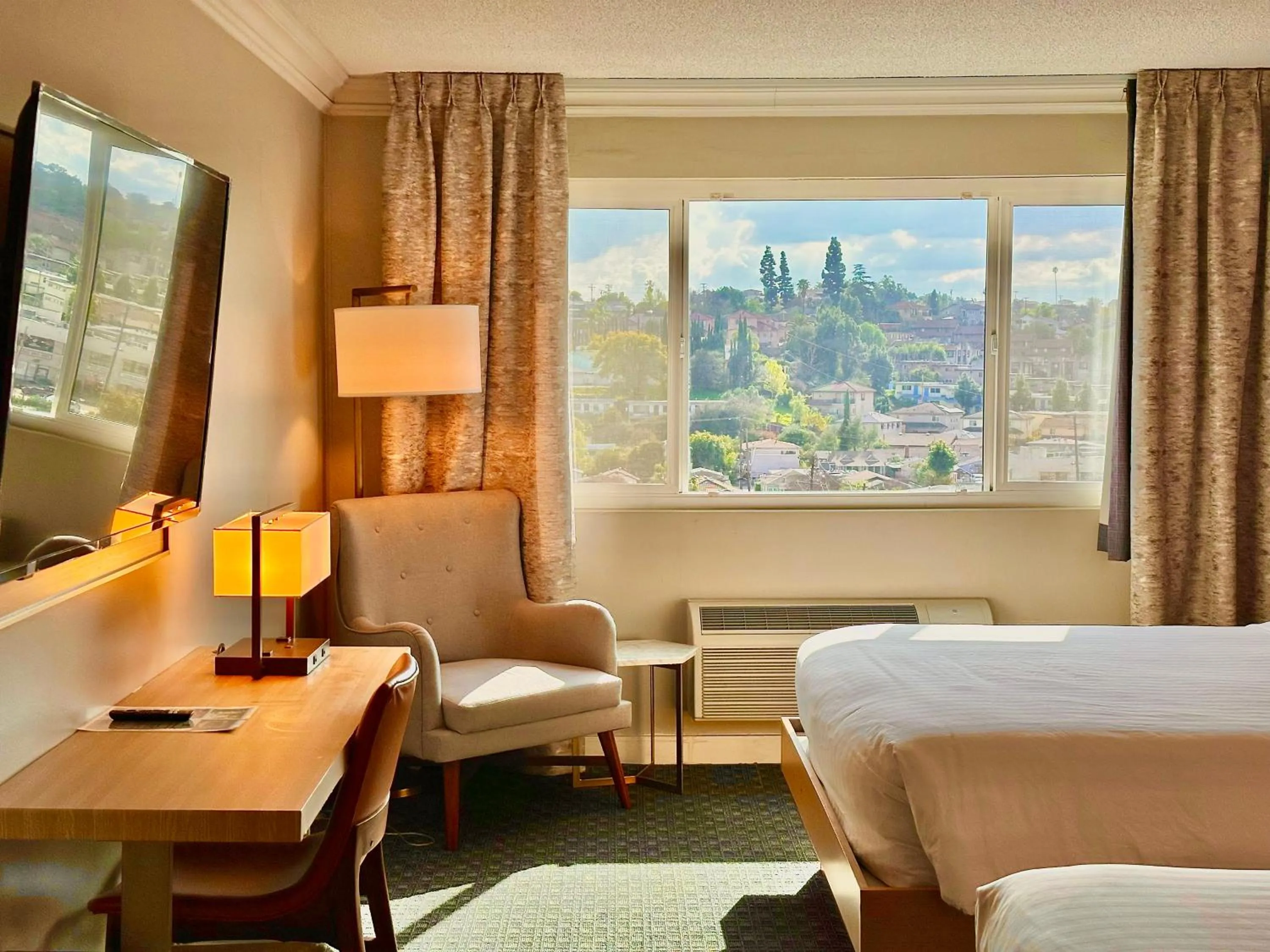 Seating area, Bed in Lincoln Hotel Monterey Park Los Angeles
