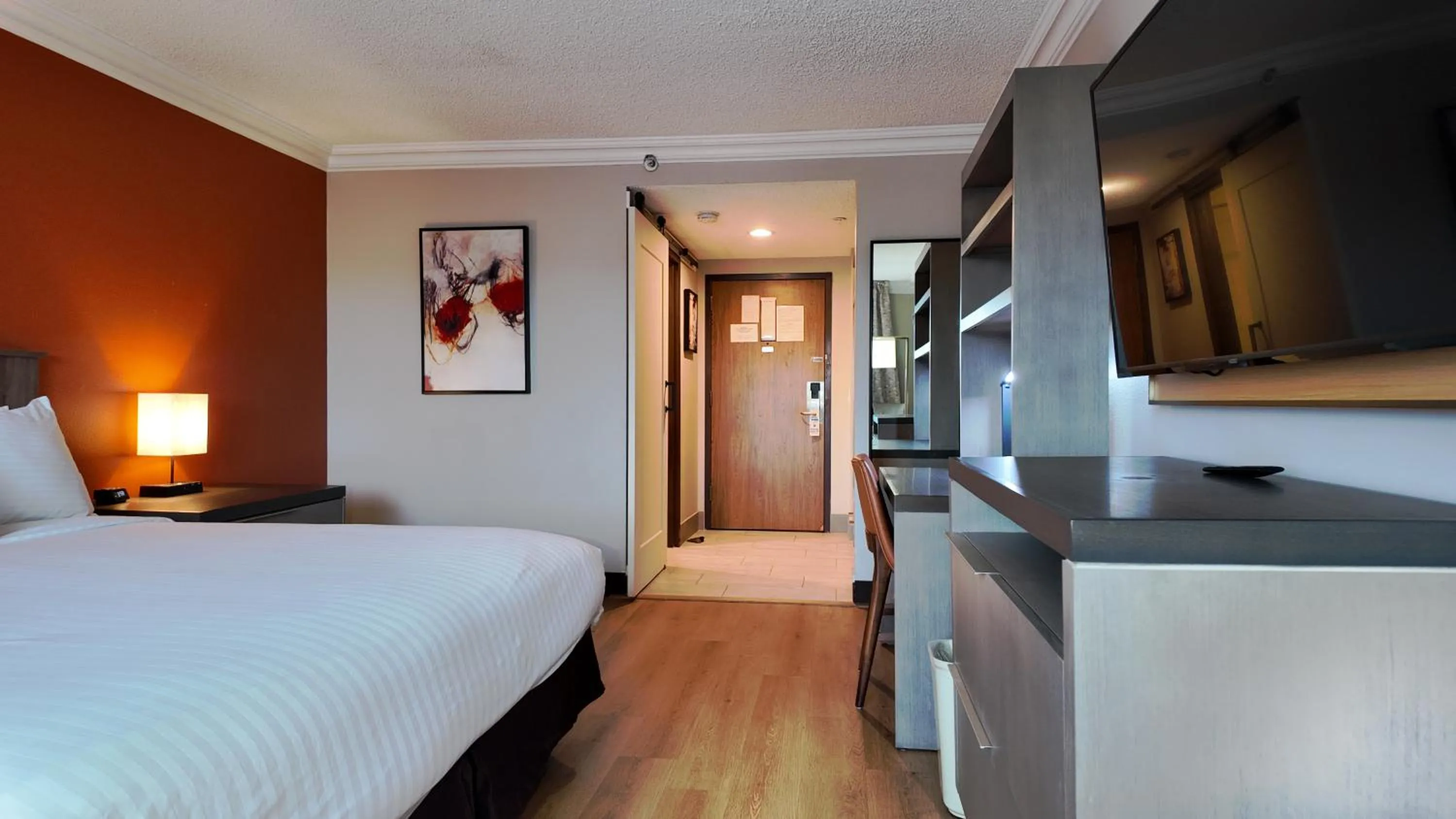 Photo of the whole room, Bed in Lincoln Hotel Monterey Park Los Angeles