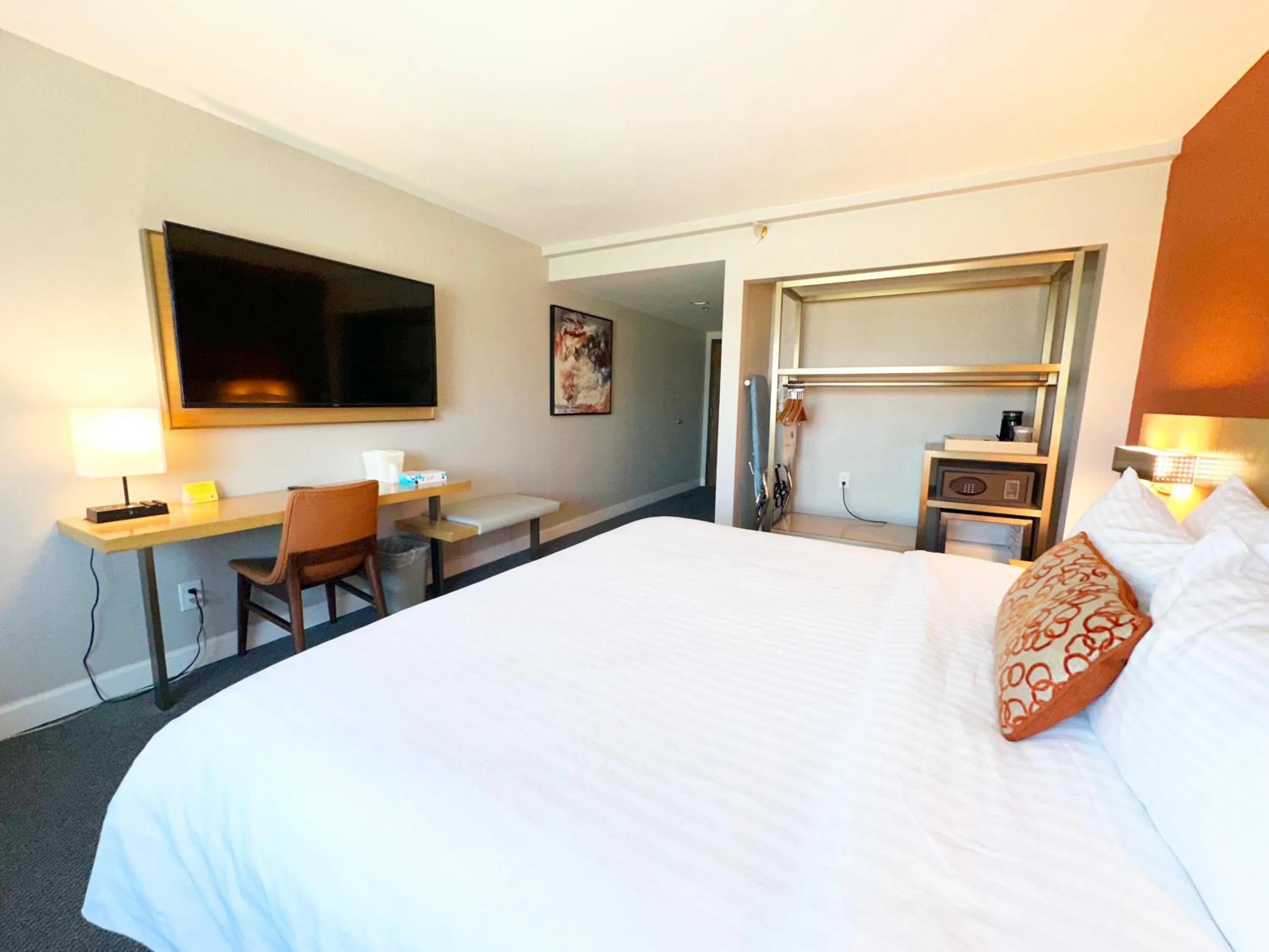 Bedroom, Bed in Lincoln Hotel Monterey Park Los Angeles