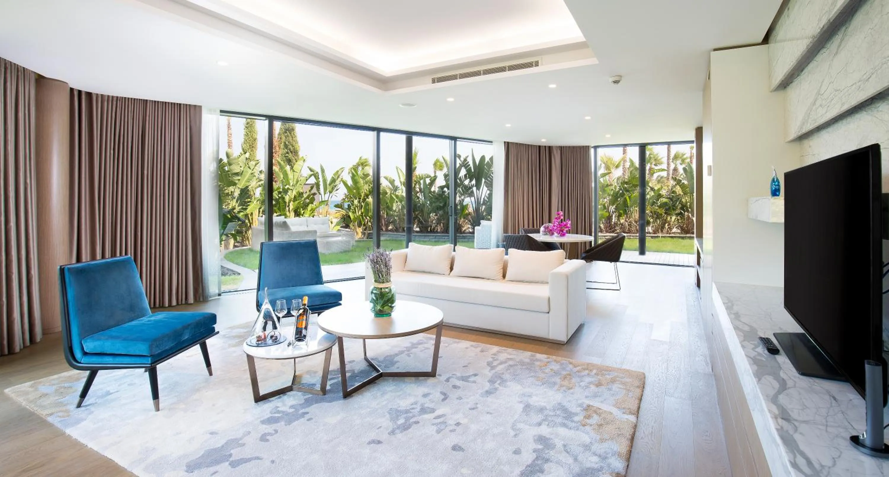 Communal lounge/ TV room in Reges, a Luxury Collection Resort & Spa, Cesme