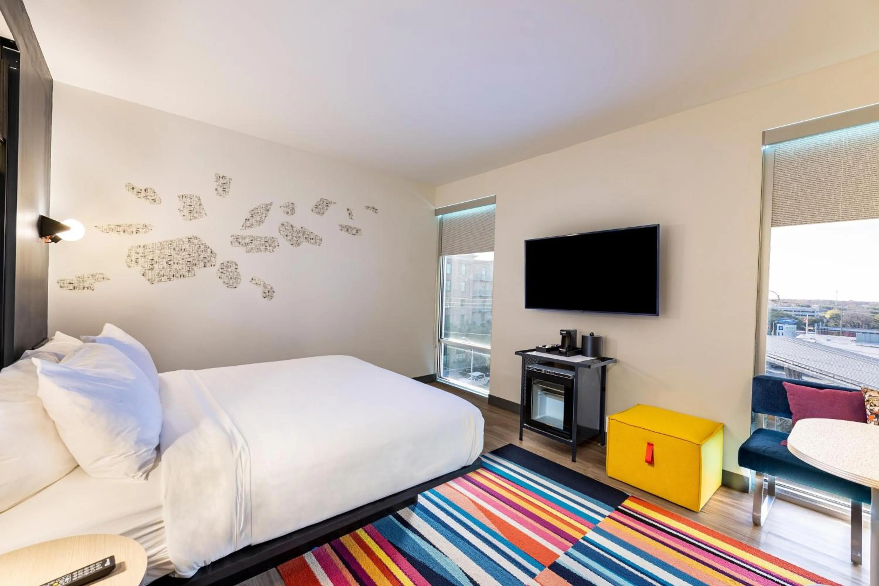 Photo of the whole room, Bed in Aloft Savannah Downtown Historic District