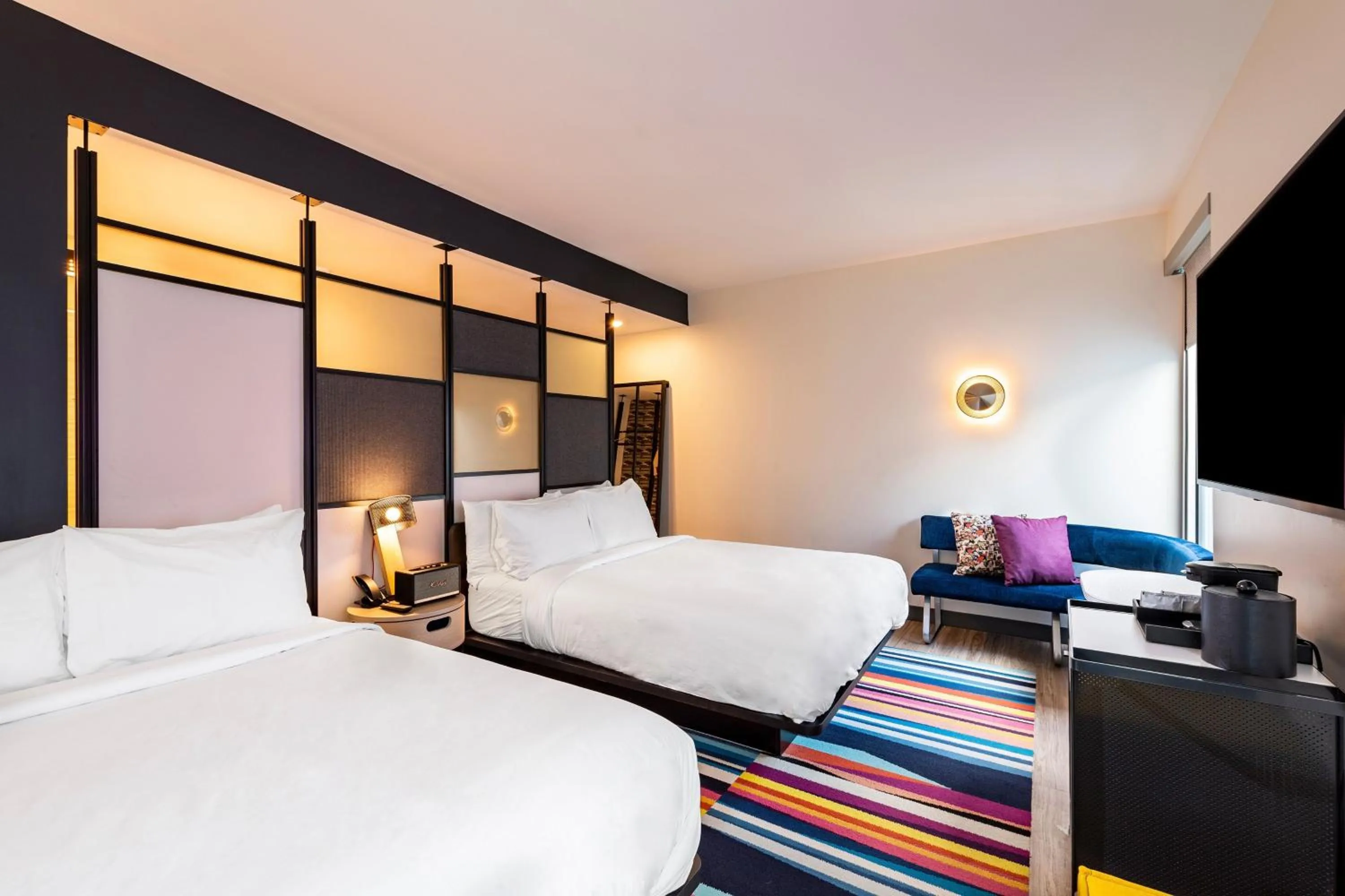 Photo of the whole room, Bed in Aloft Savannah Downtown Historic District