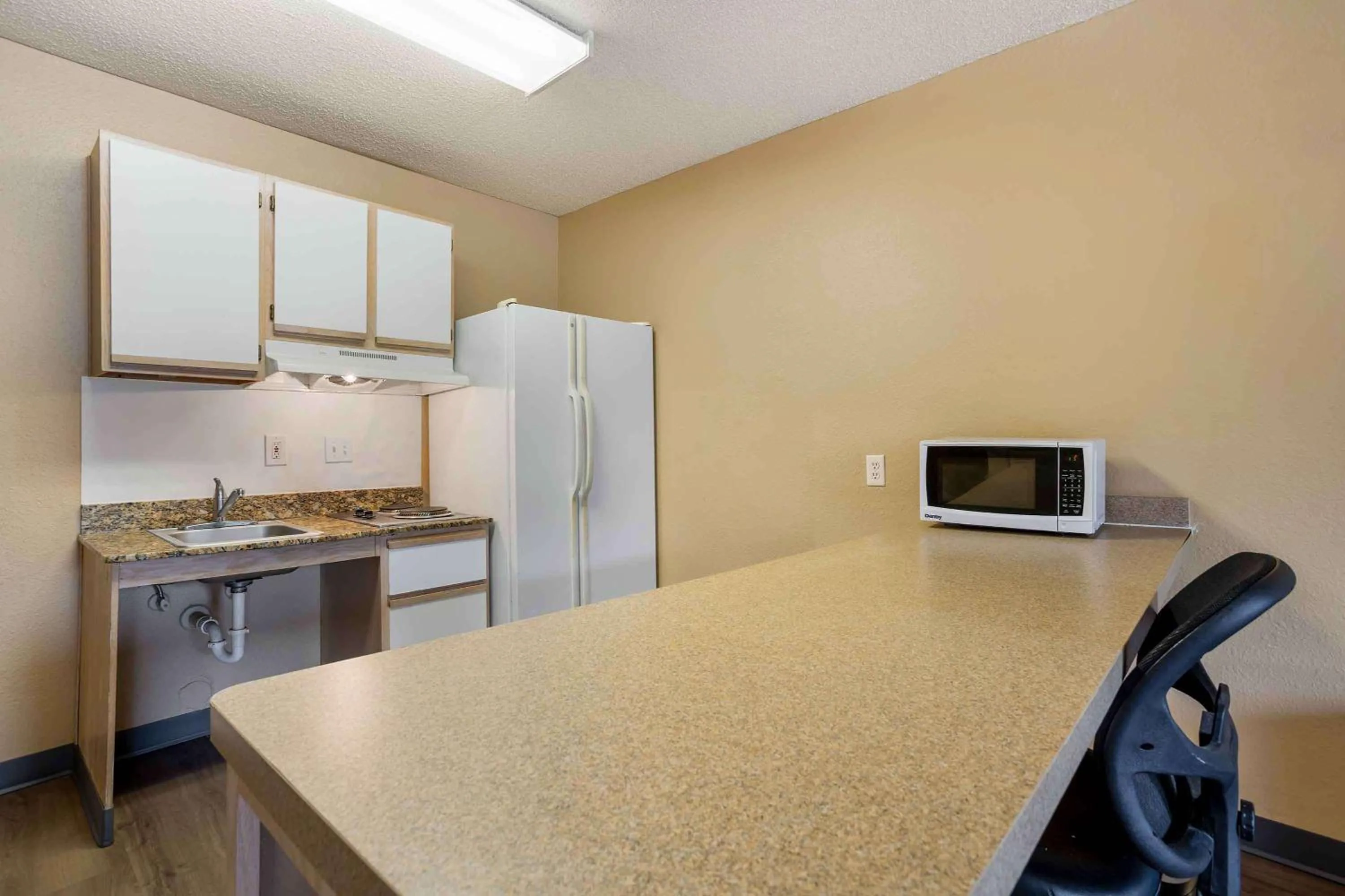 Kitchen or kitchenette in Extended Stay America Select Suites - Houston - Sugar Land