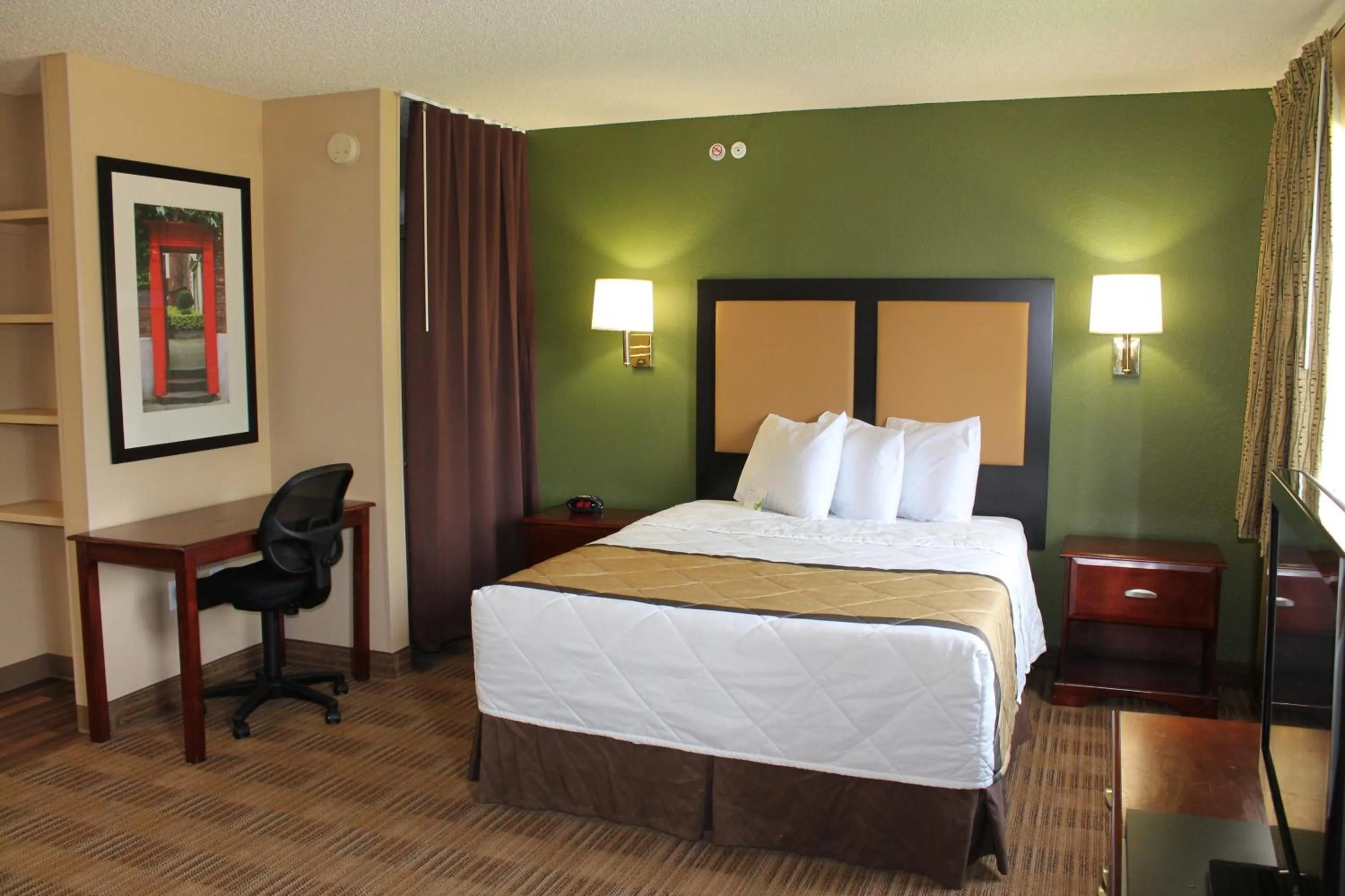 Bed in Extended Stay America Select Suites - Houston - Sugar Land