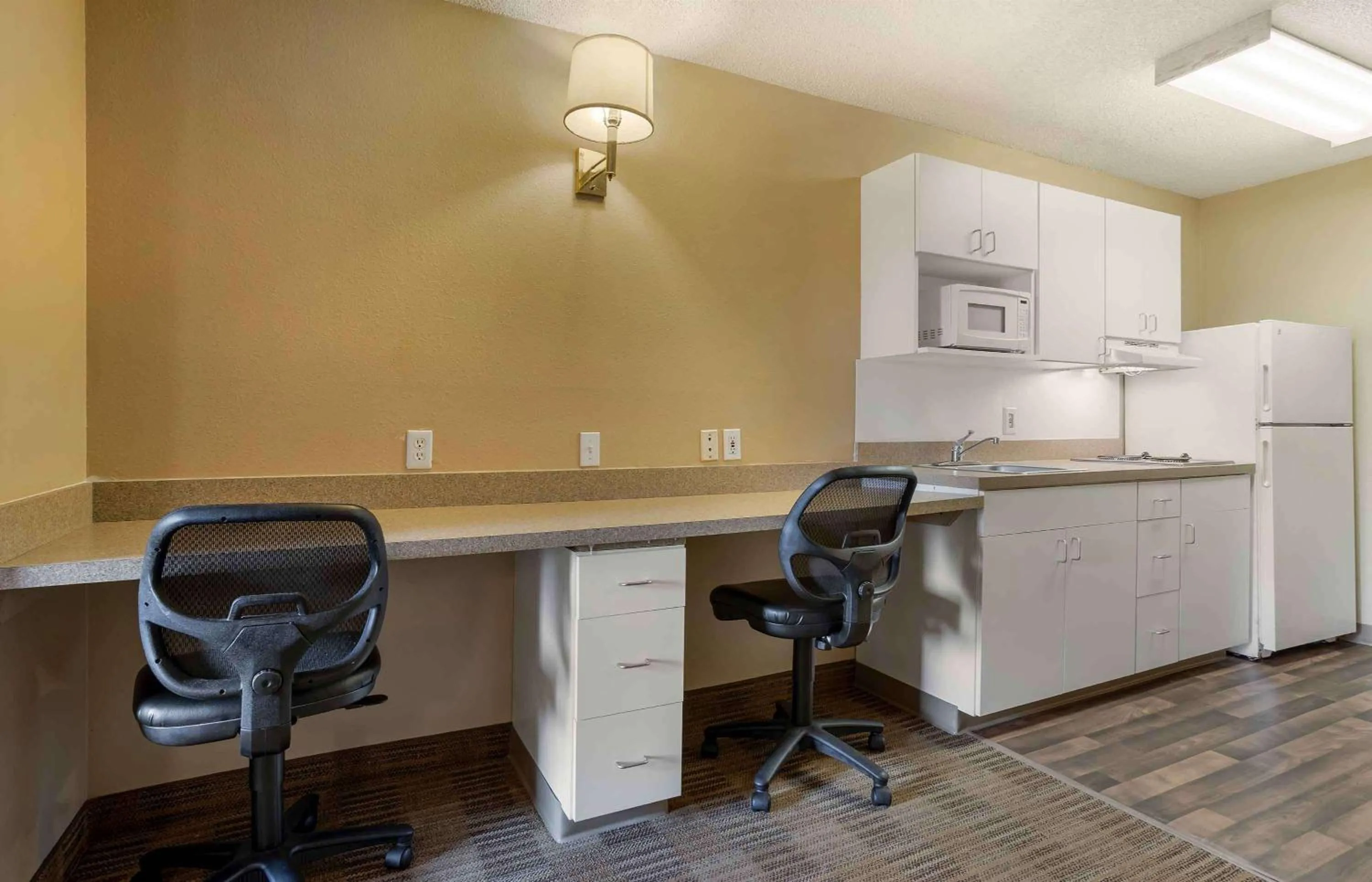 Kitchen or kitchenette in Extended Stay America Select Suites - Houston - Sugar Land