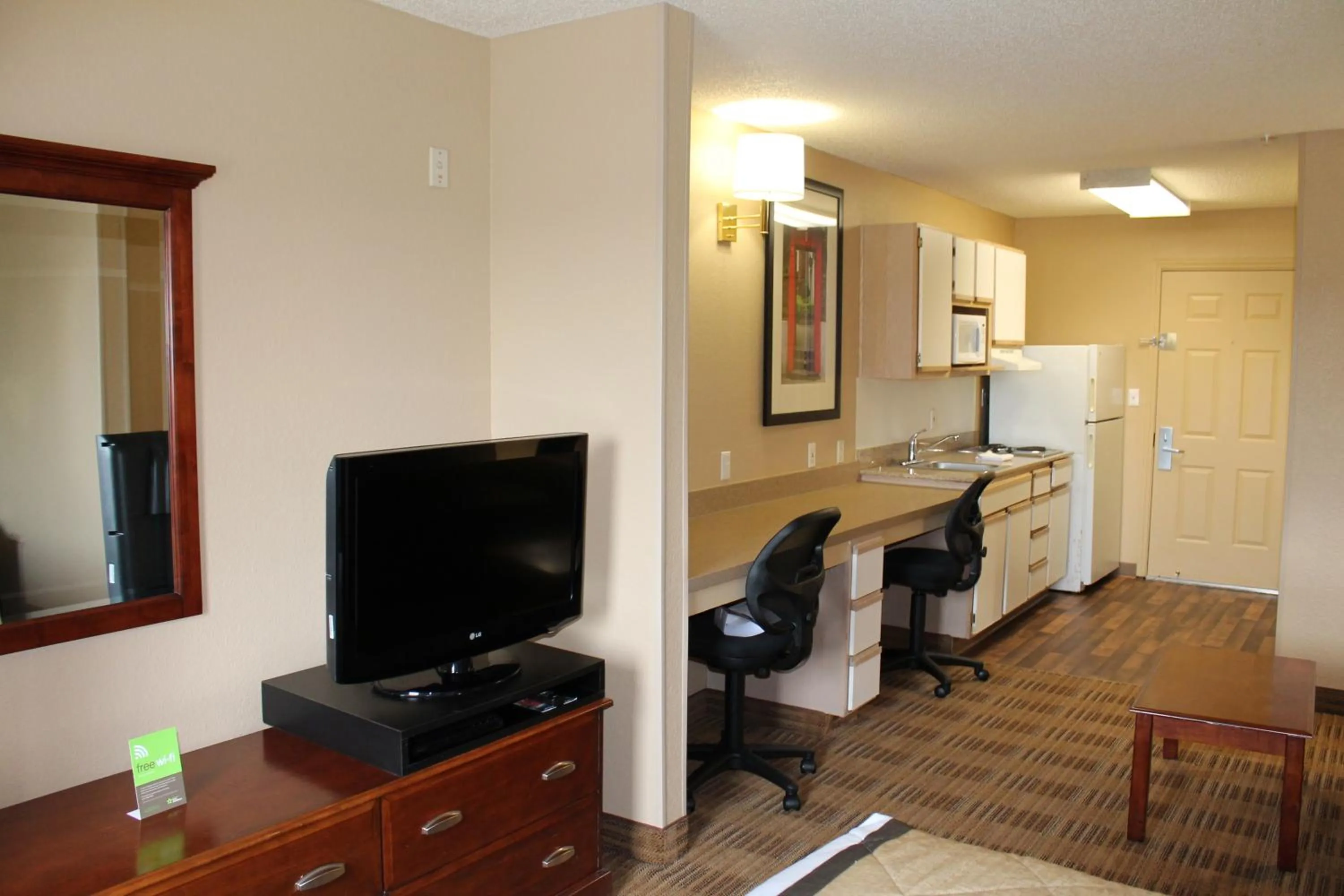 TV and multimedia in Extended Stay America Select Suites - Houston - Sugar Land