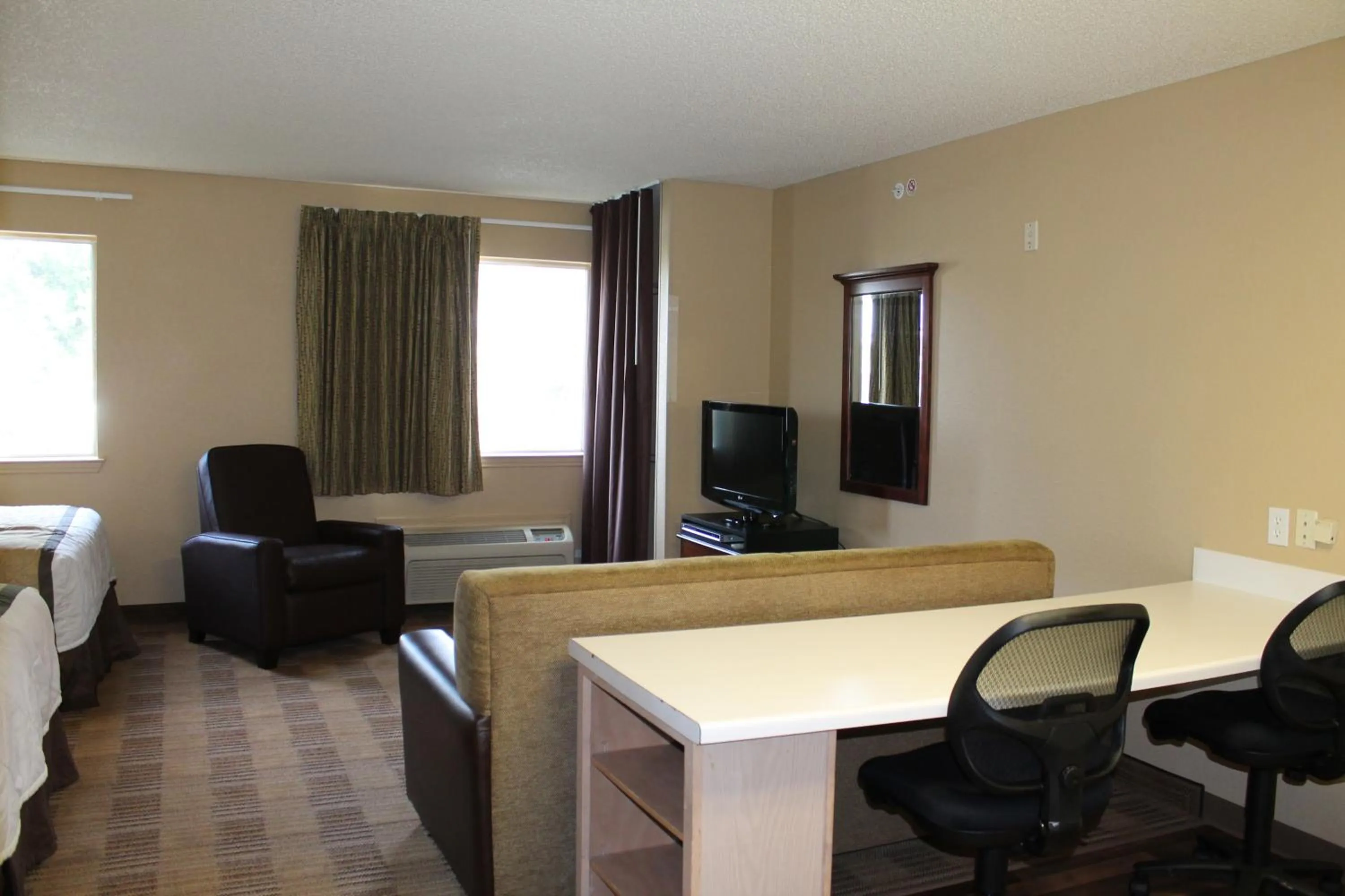 Seating area in Extended Stay America Select Suites - Houston - Sugar Land