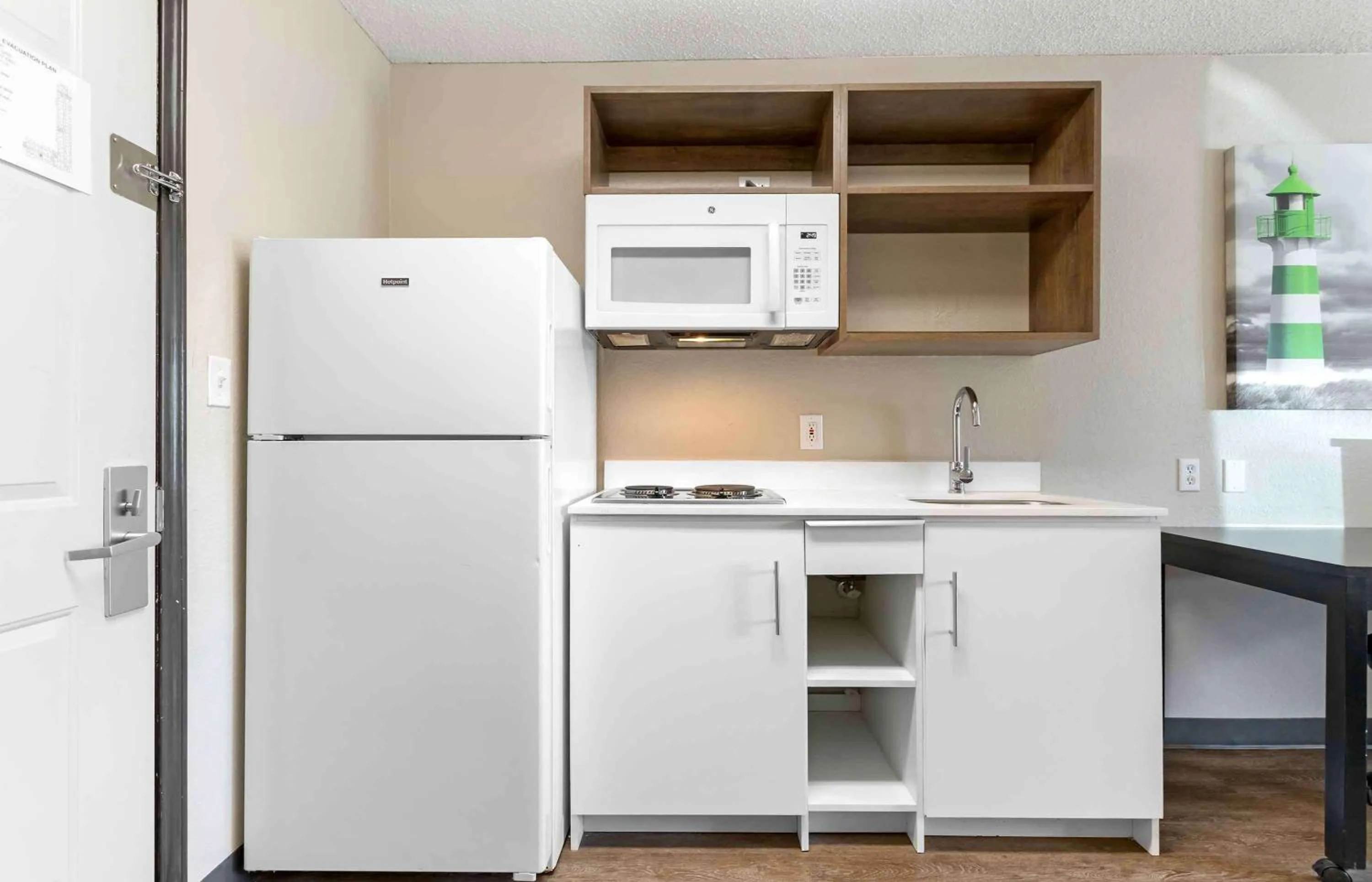 Kitchen or kitchenette in Extended Stay America Suites - Houston - Katy Freeway - Energy Corridor