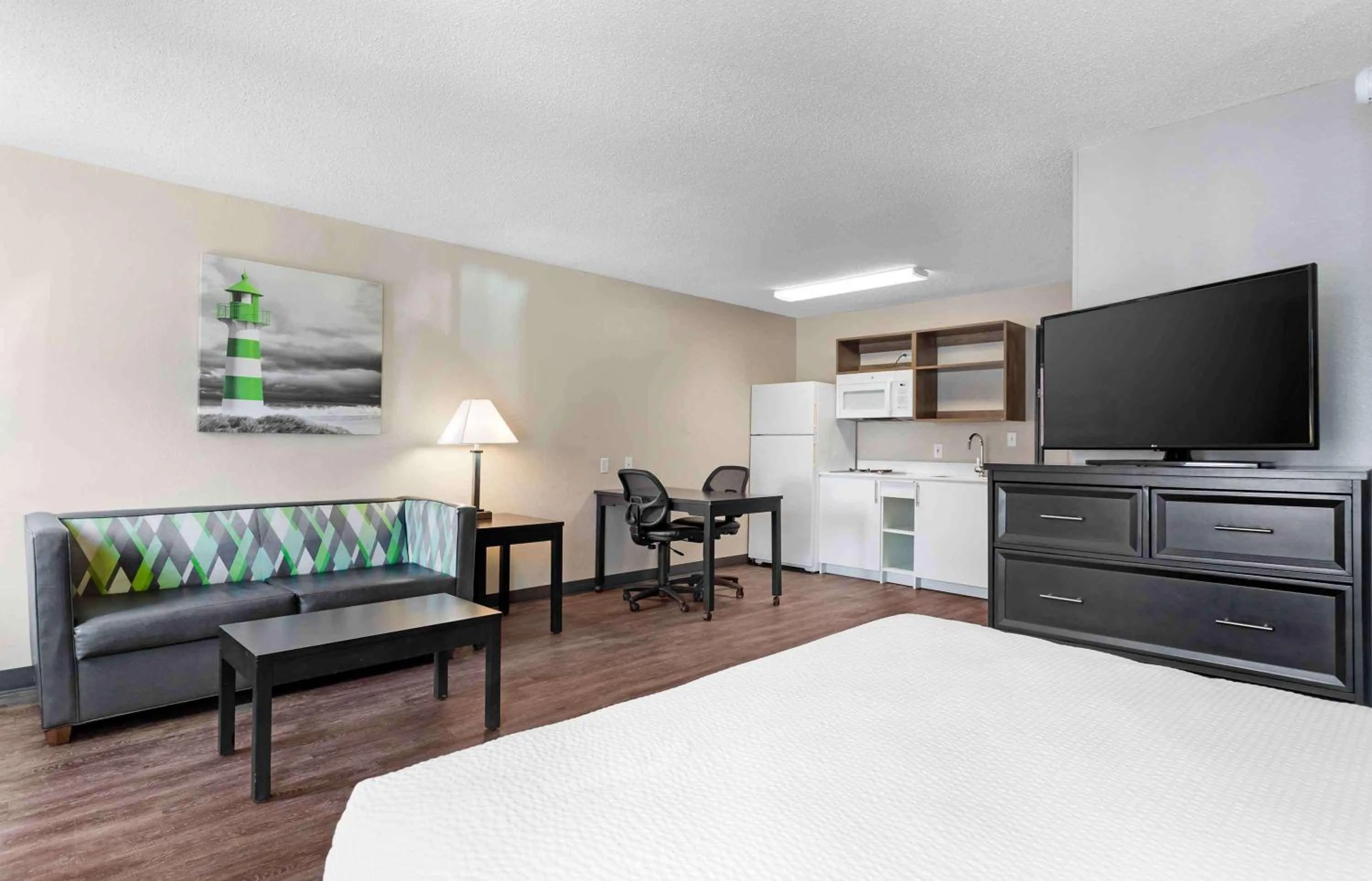 Bedroom, Bed in Extended Stay America Suites - Houston - Katy Freeway - Energy Corridor