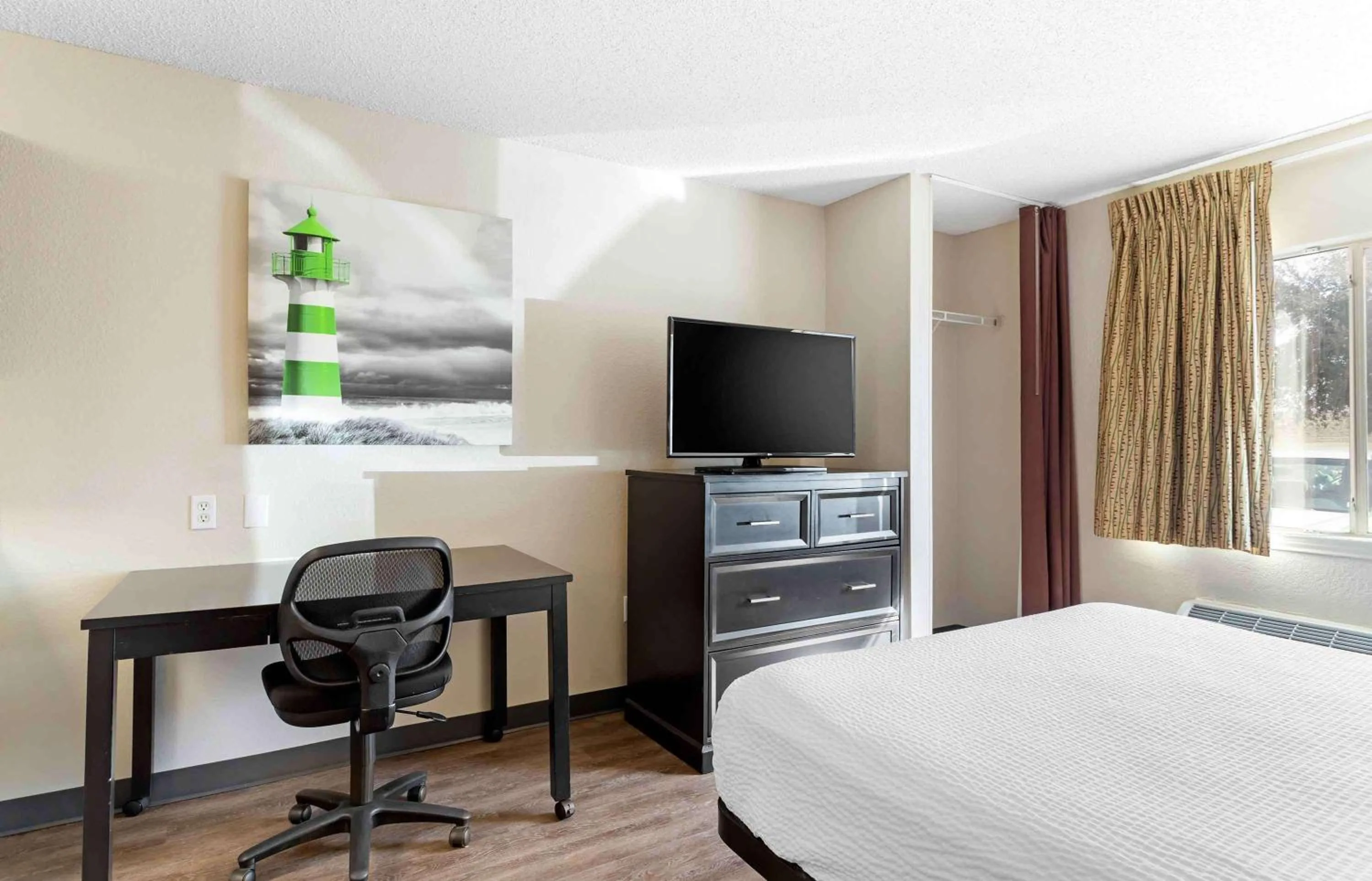 Bedroom, Bed in Extended Stay America Suites - Houston - Katy Freeway - Energy Corridor