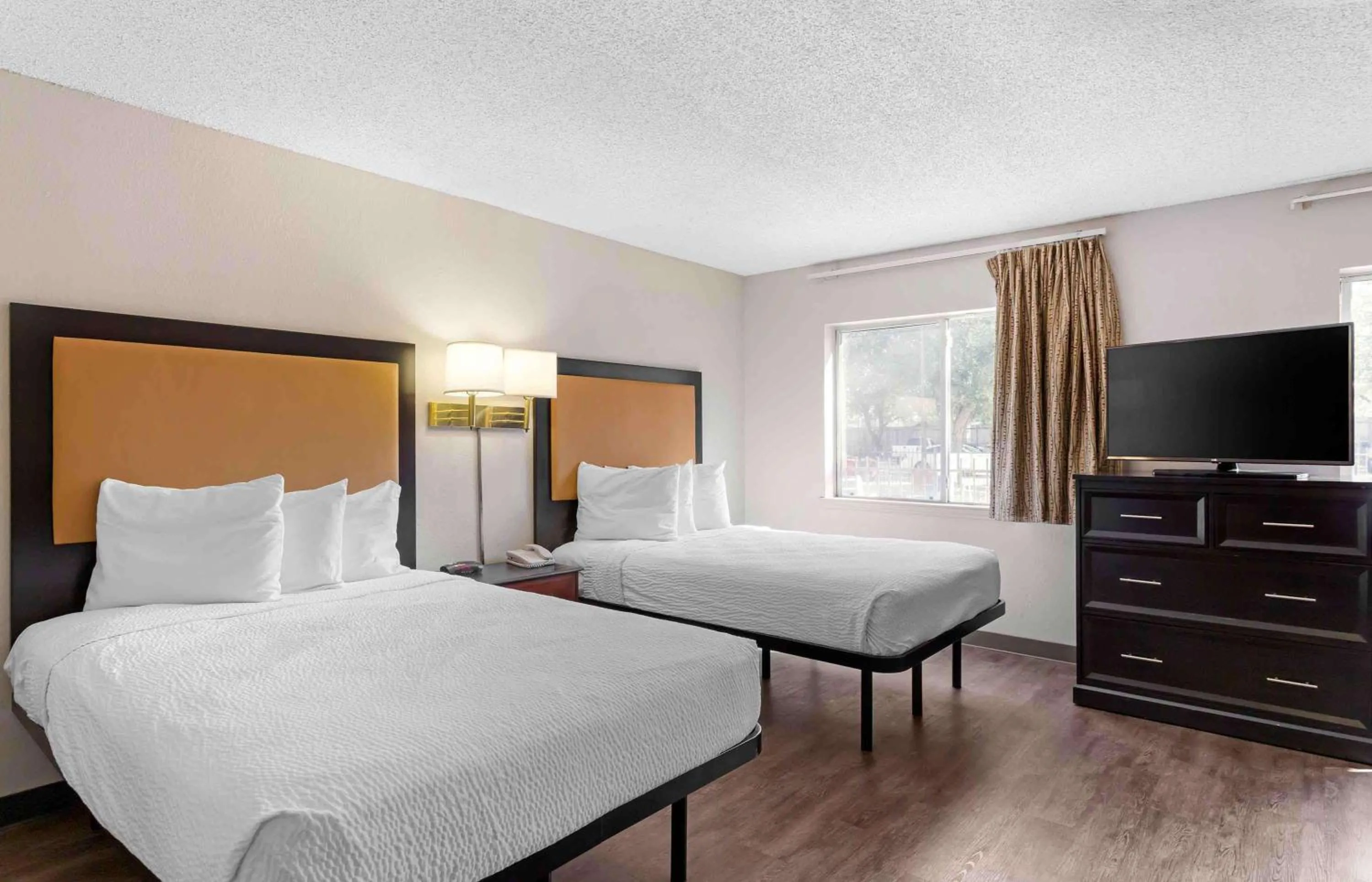 Bedroom, Bed in Extended Stay America Suites - Houston - Katy Freeway - Energy Corridor