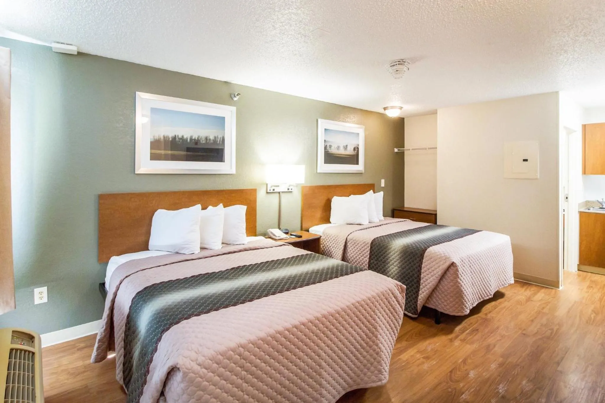 Photo of the whole room, Bed in HomeTowne Studios by Red Roof Houston - West Oaks - Energy Corridor