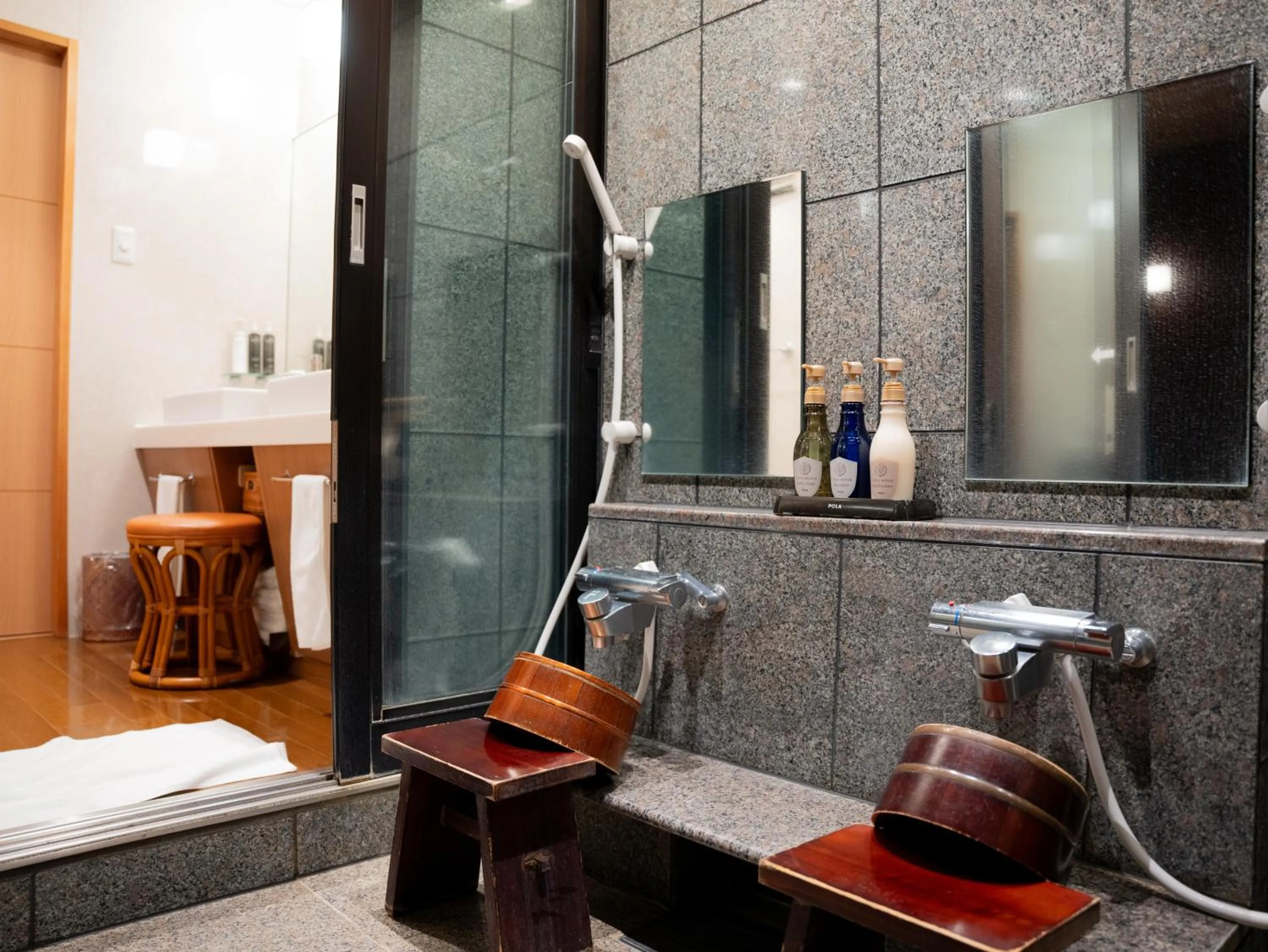 Shower in Manten no Yado