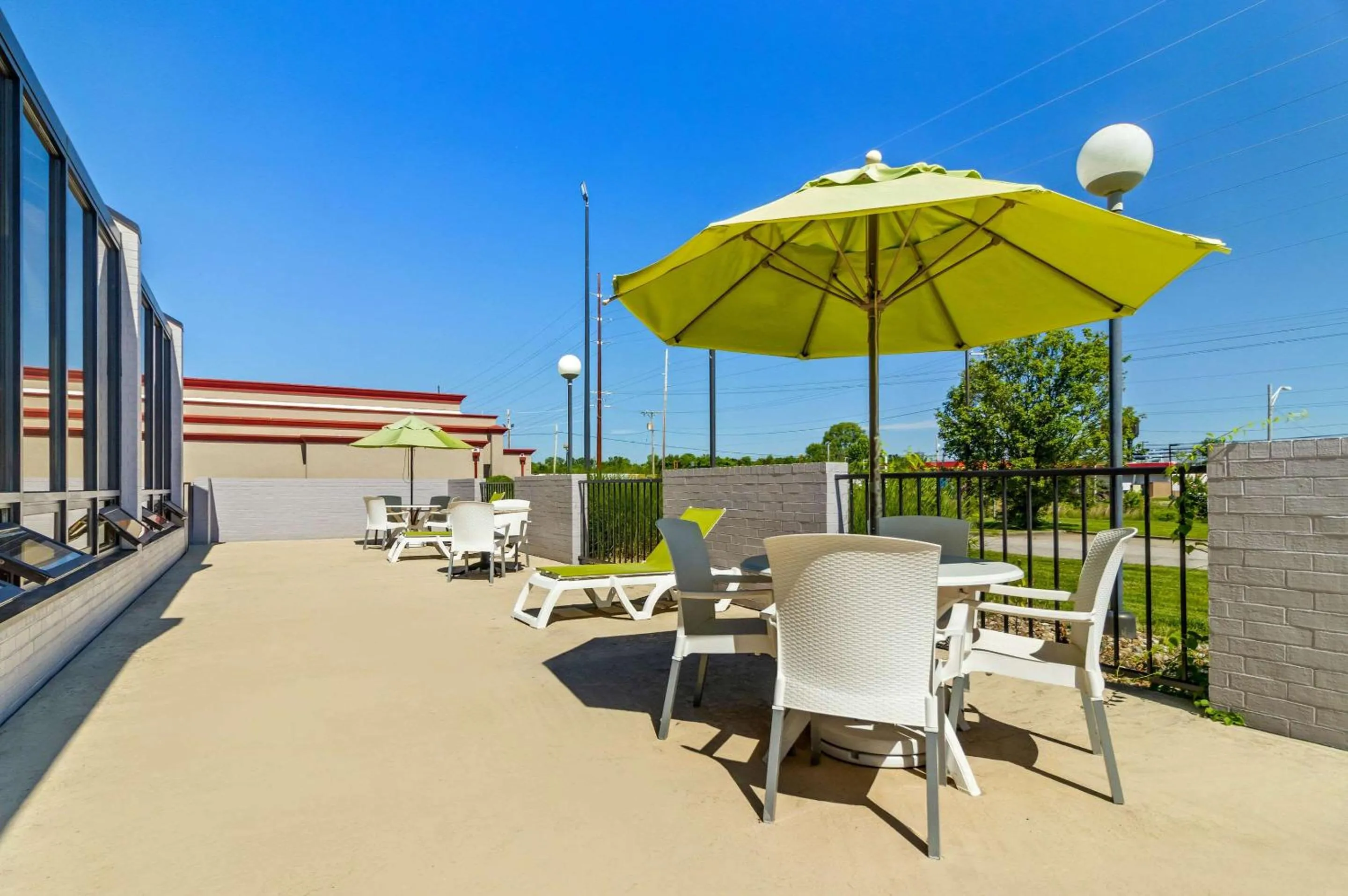 Swimming pool in Comfort Inn & Suites Evansville Airport