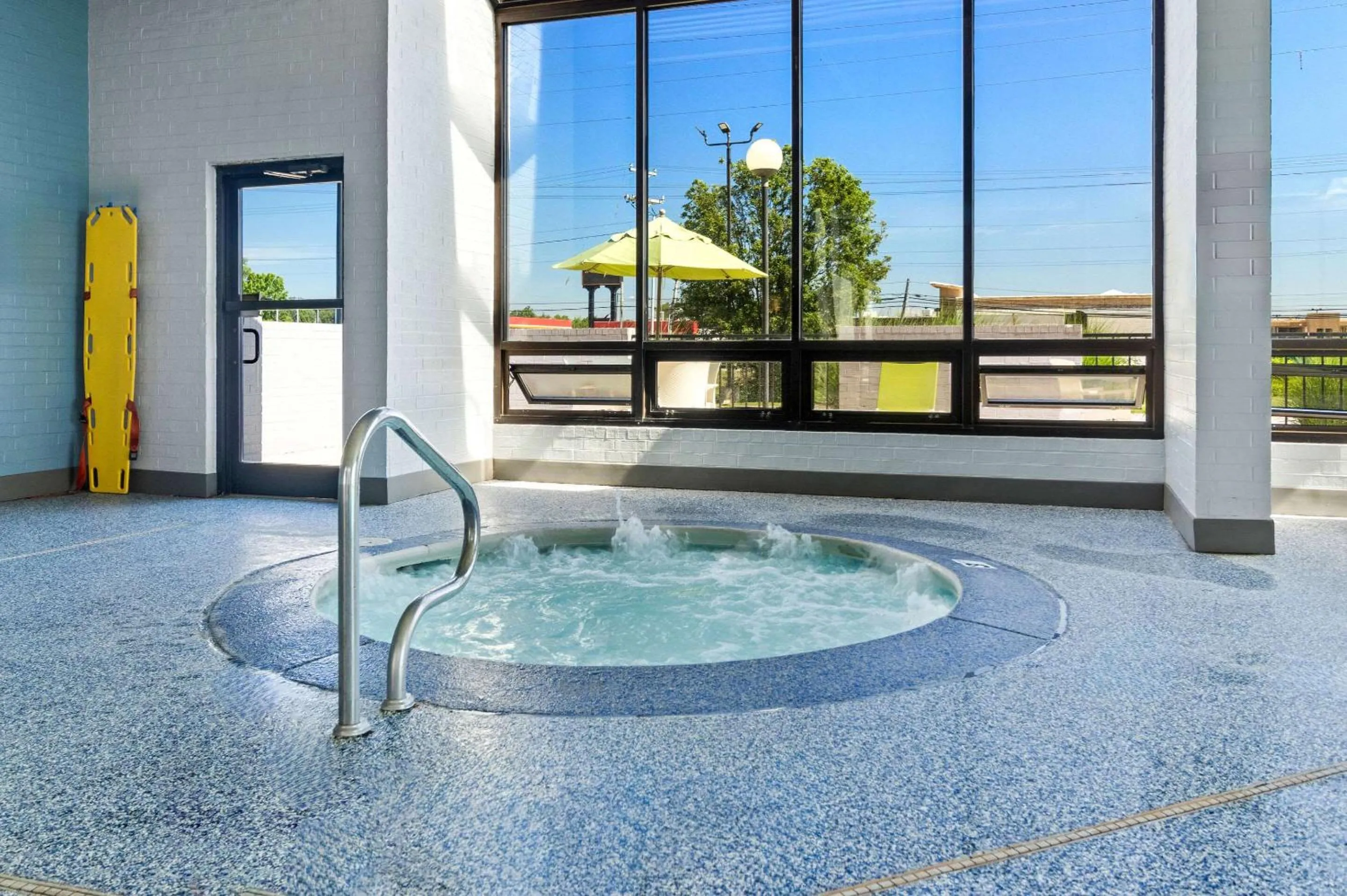 Swimming pool in Comfort Inn & Suites Evansville Airport