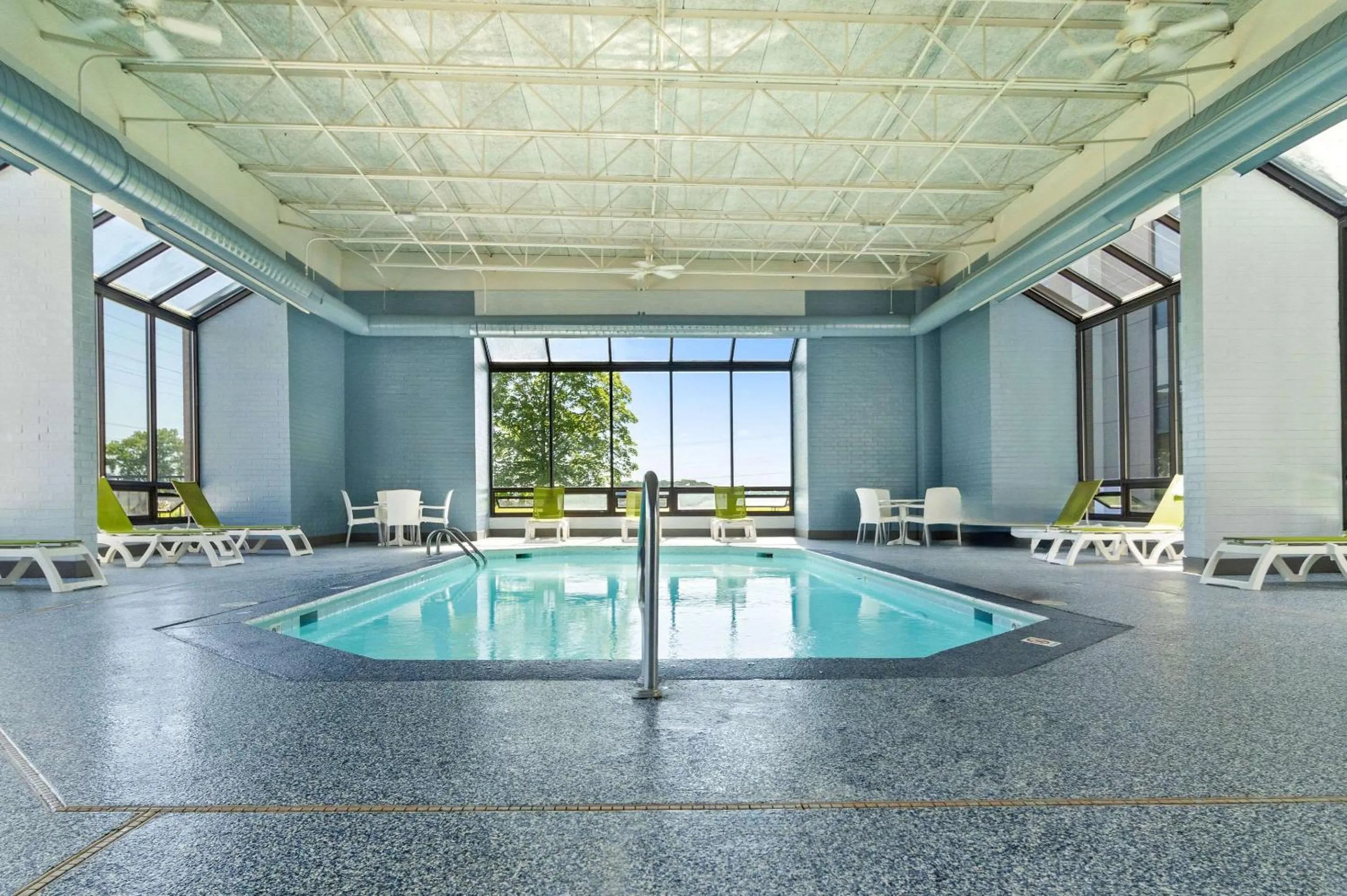 Swimming pool in Comfort Inn & Suites Evansville Airport