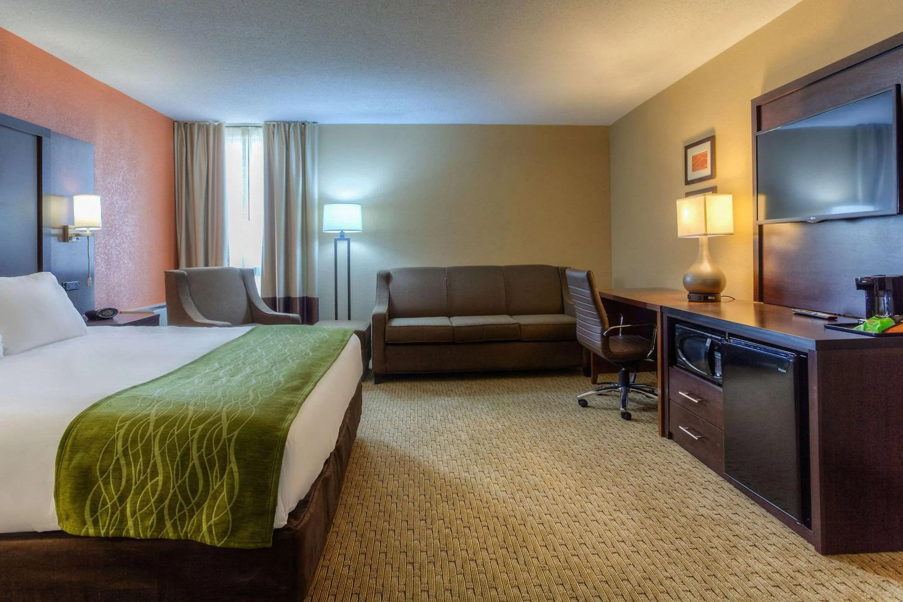 Bedroom, Bed in Comfort Inn & Suites Evansville Airport