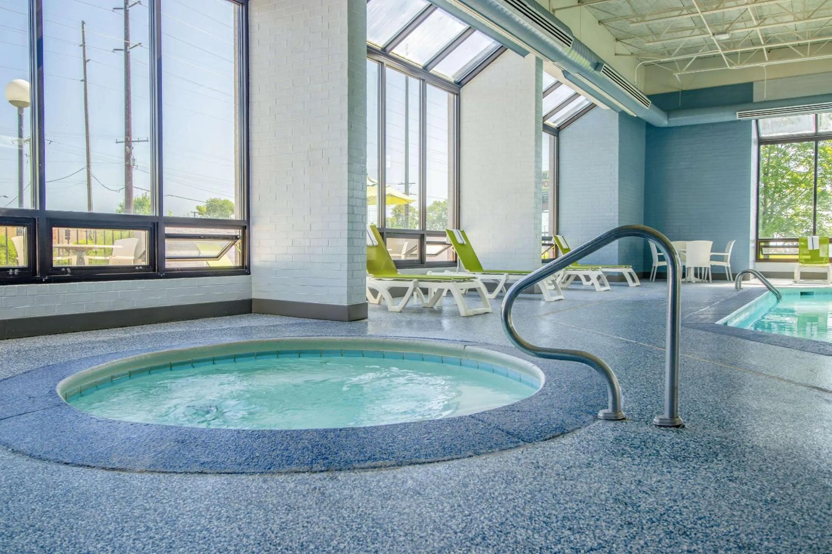 Swimming pool in Comfort Inn & Suites Evansville Airport