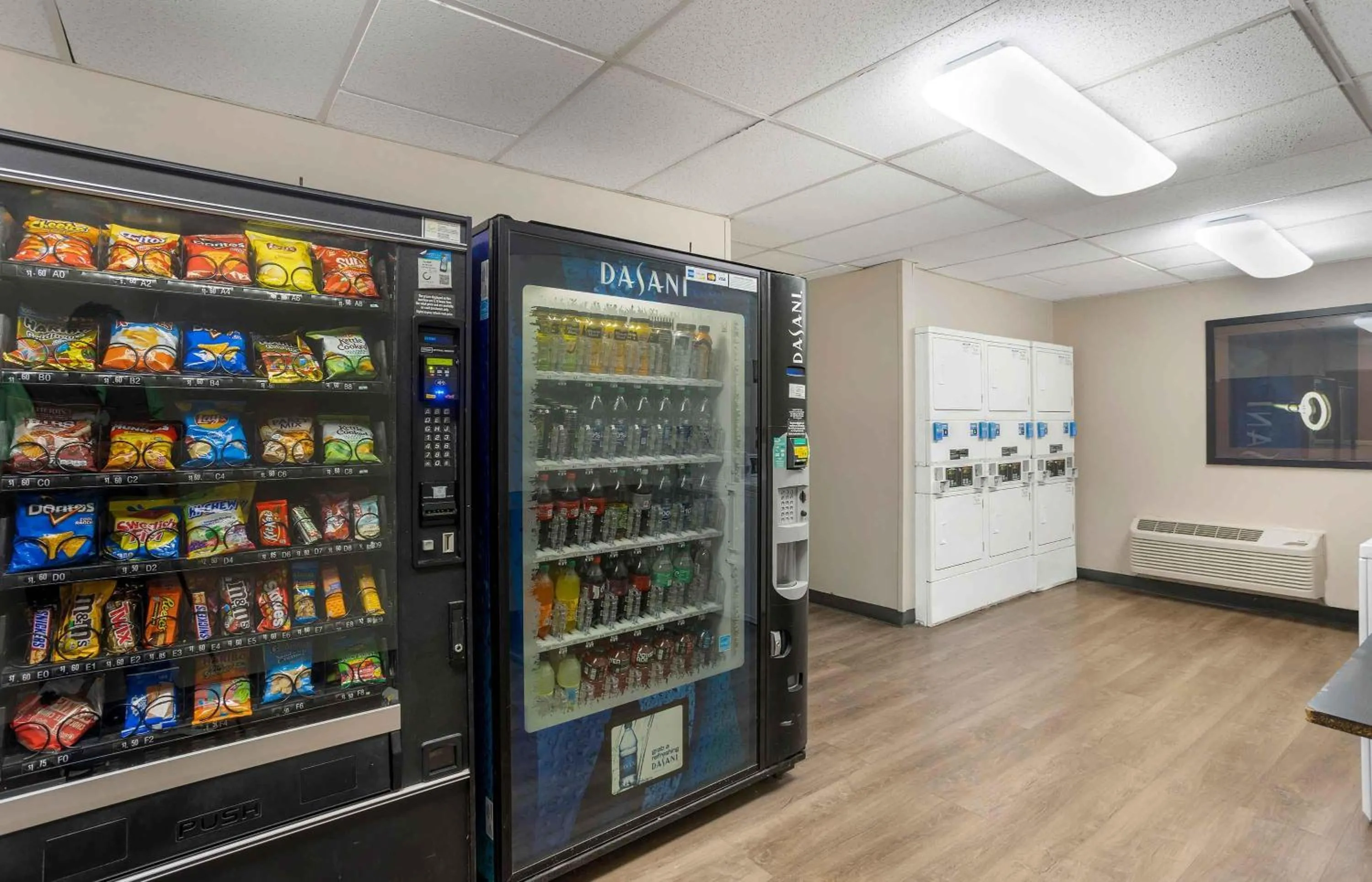 Property building in Extended Stay America Suites - Philadelphia - Airport - Tinicum Blvd